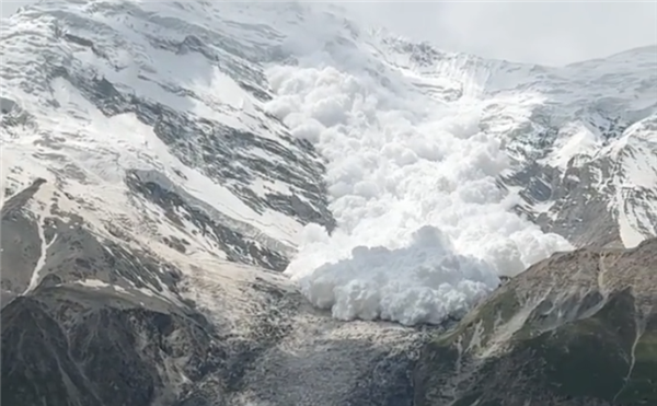 新疆克州冰川公园雪崩事件视频曝光 近日,新疆克州冰川公园观景台附近