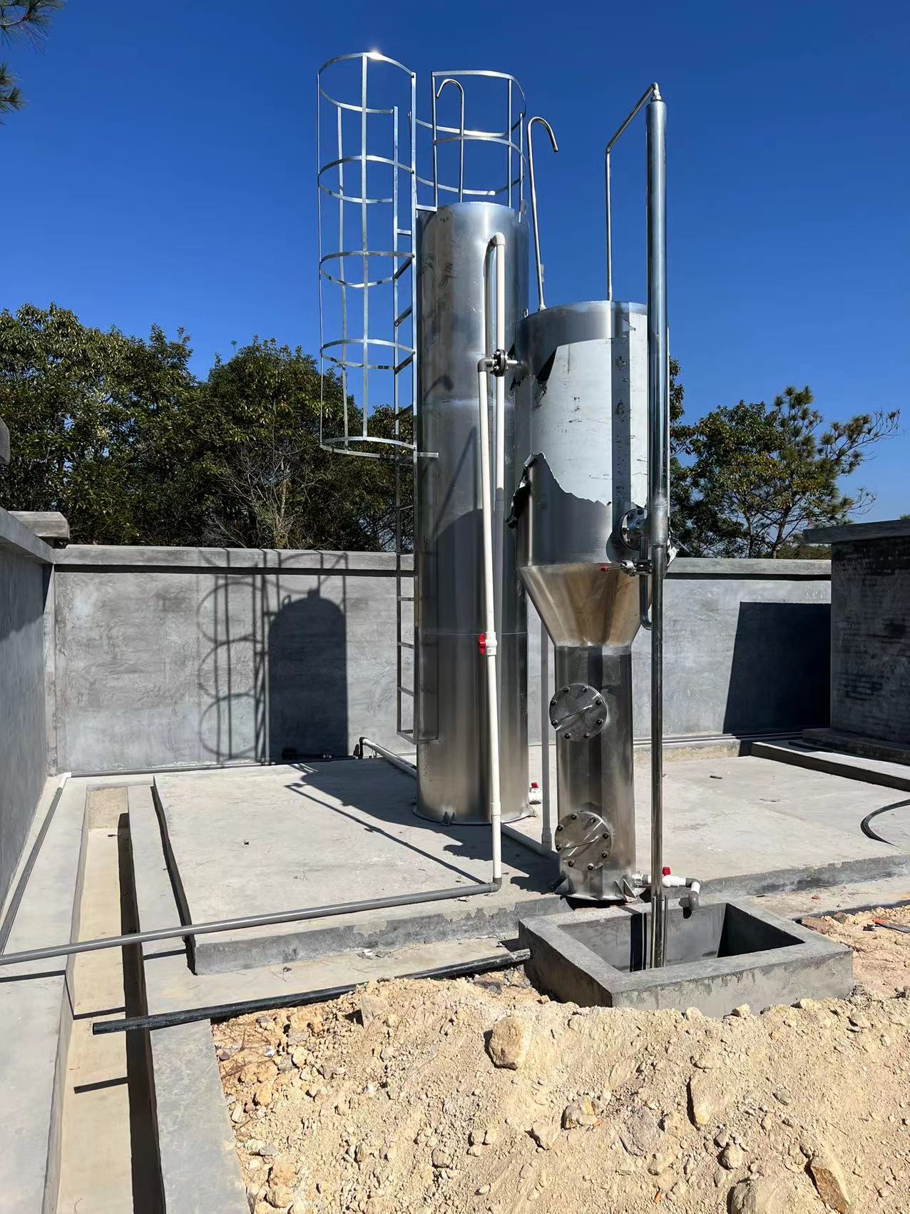 农村一体化净水设备特点简述 农村饮用水一体化净水设备采用一体式