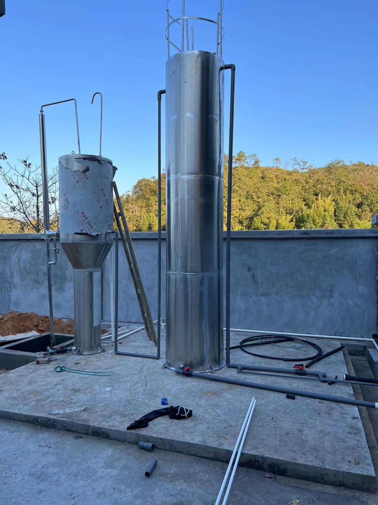 农村一体化净水设备特点简述 农村饮用水一体化净水设备采用一体式