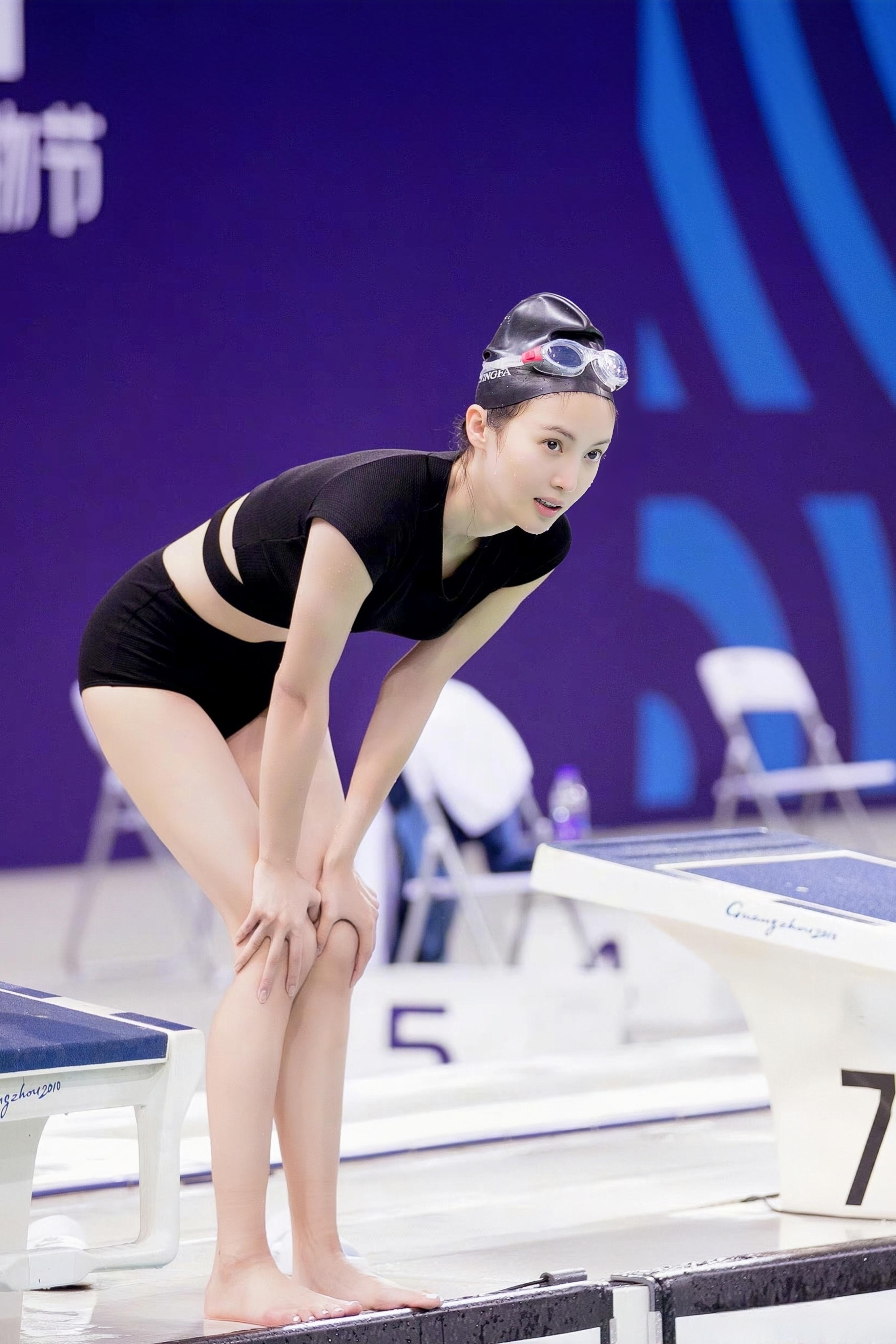 金晨 谁会拒绝穿泳装的金晨呢?