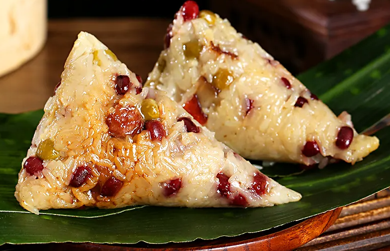 这种小粽子有着独特的风味,口感香韧可口,是四川地区的特色美食之一.