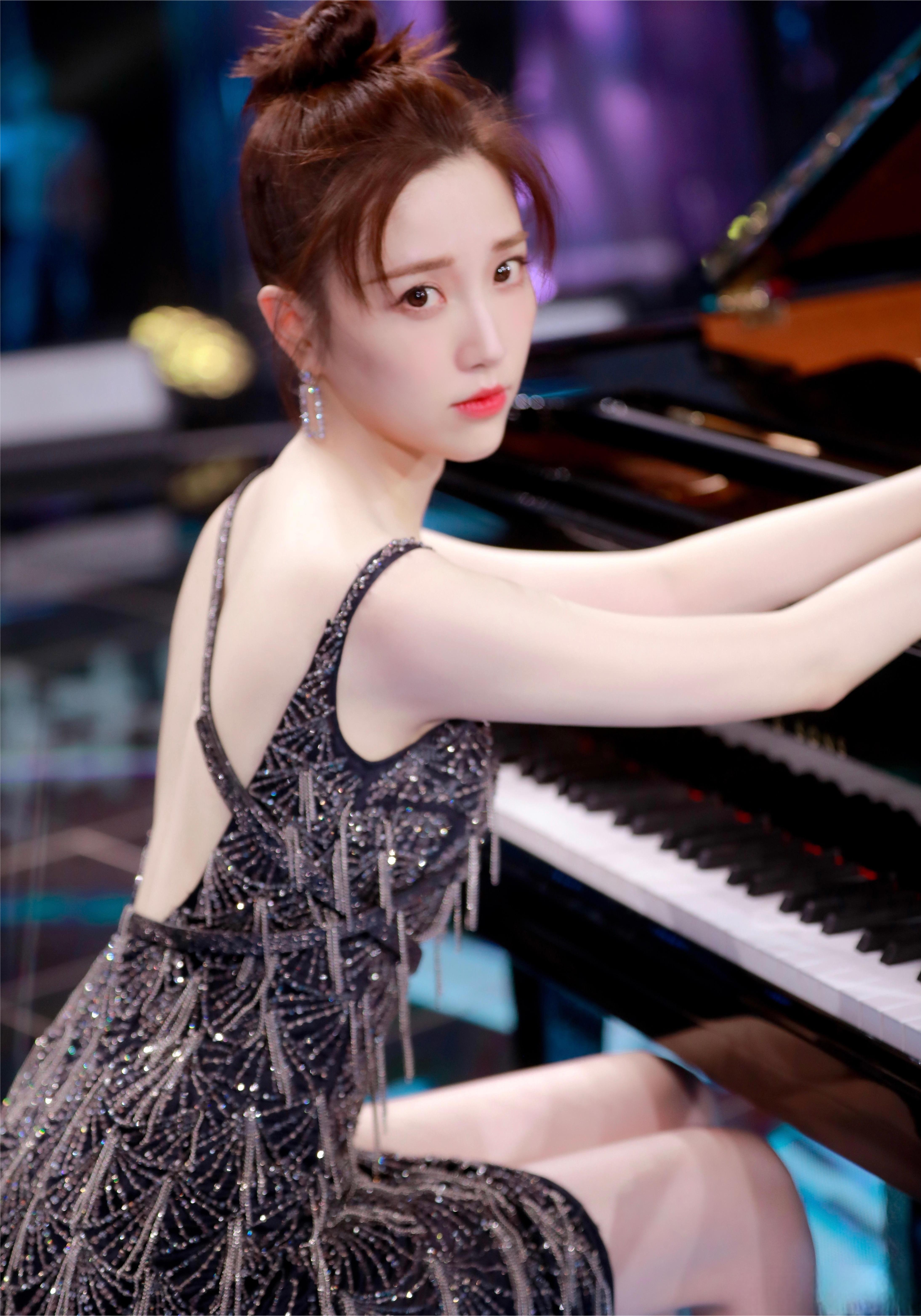 张纯烨 张纯烨才是真腿精,气质高级,这身材主持人里少见