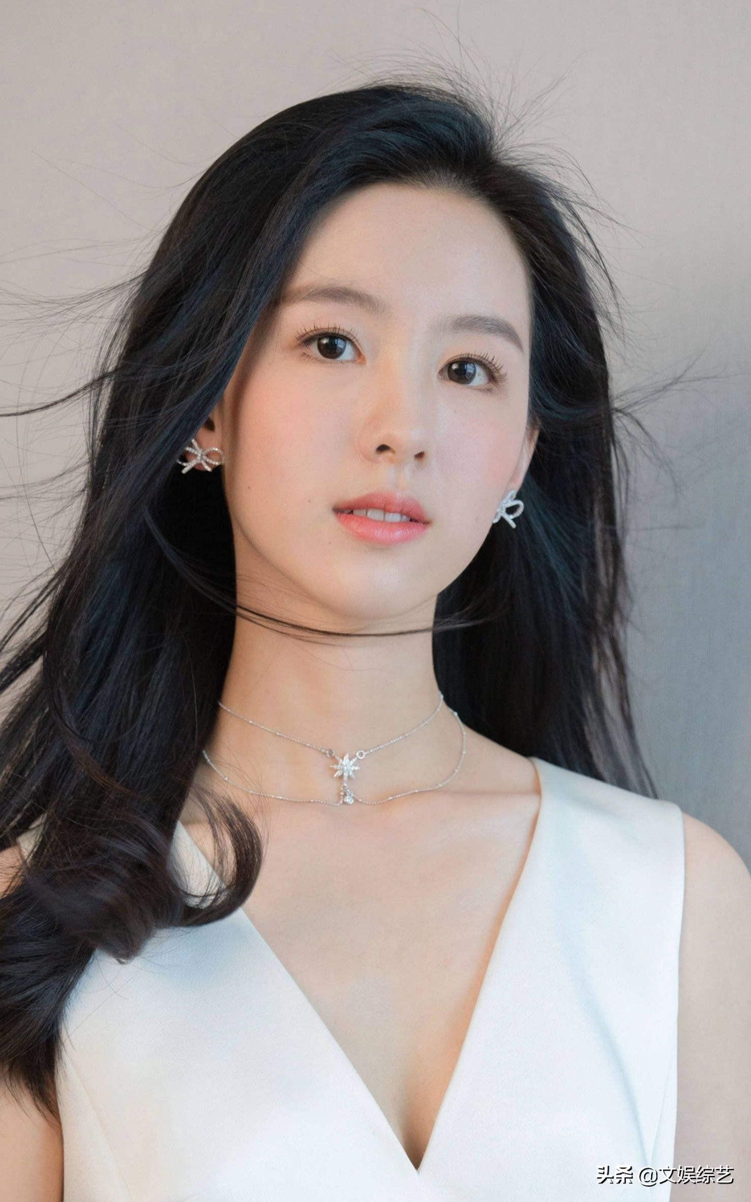 章泽天撞脸陈都灵?外貌不是评价标准!