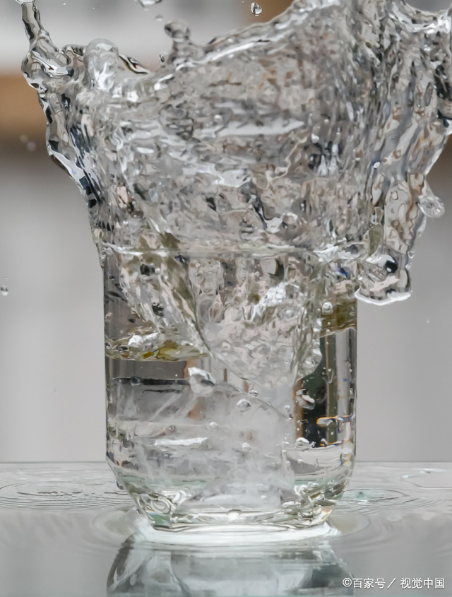 热水炸裂玻璃杯的科学原理 为什么热水会使玻璃杯炸裂   玻璃杯炸裂的