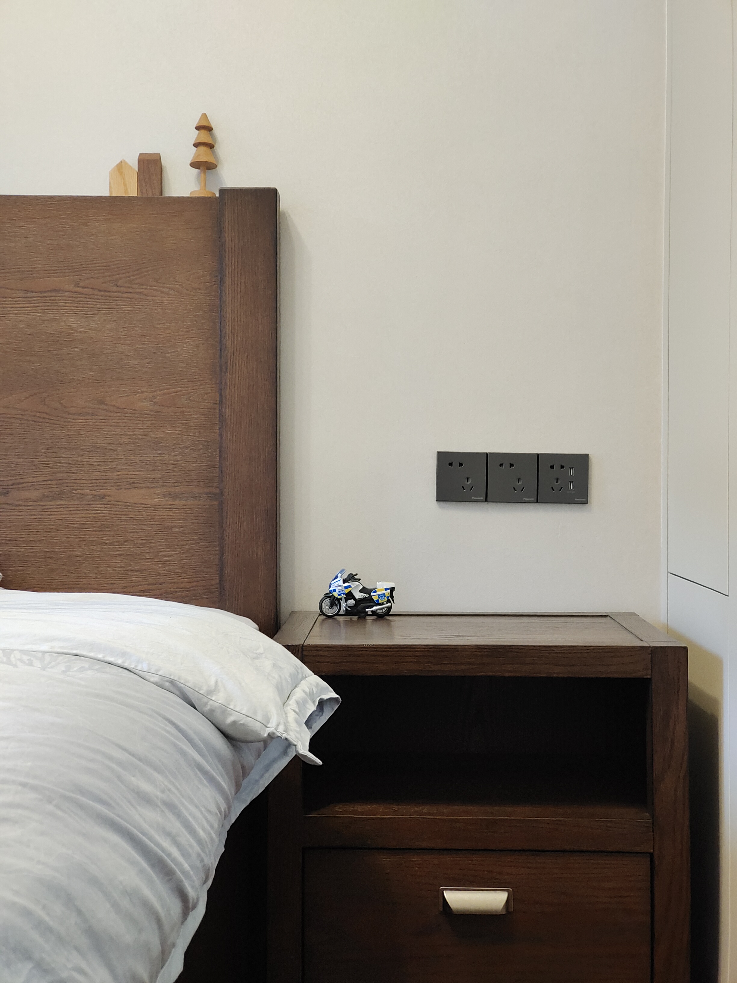 我的美式复古风客厅装修  最近,我亲自打造了一款美式复古风格的客厅