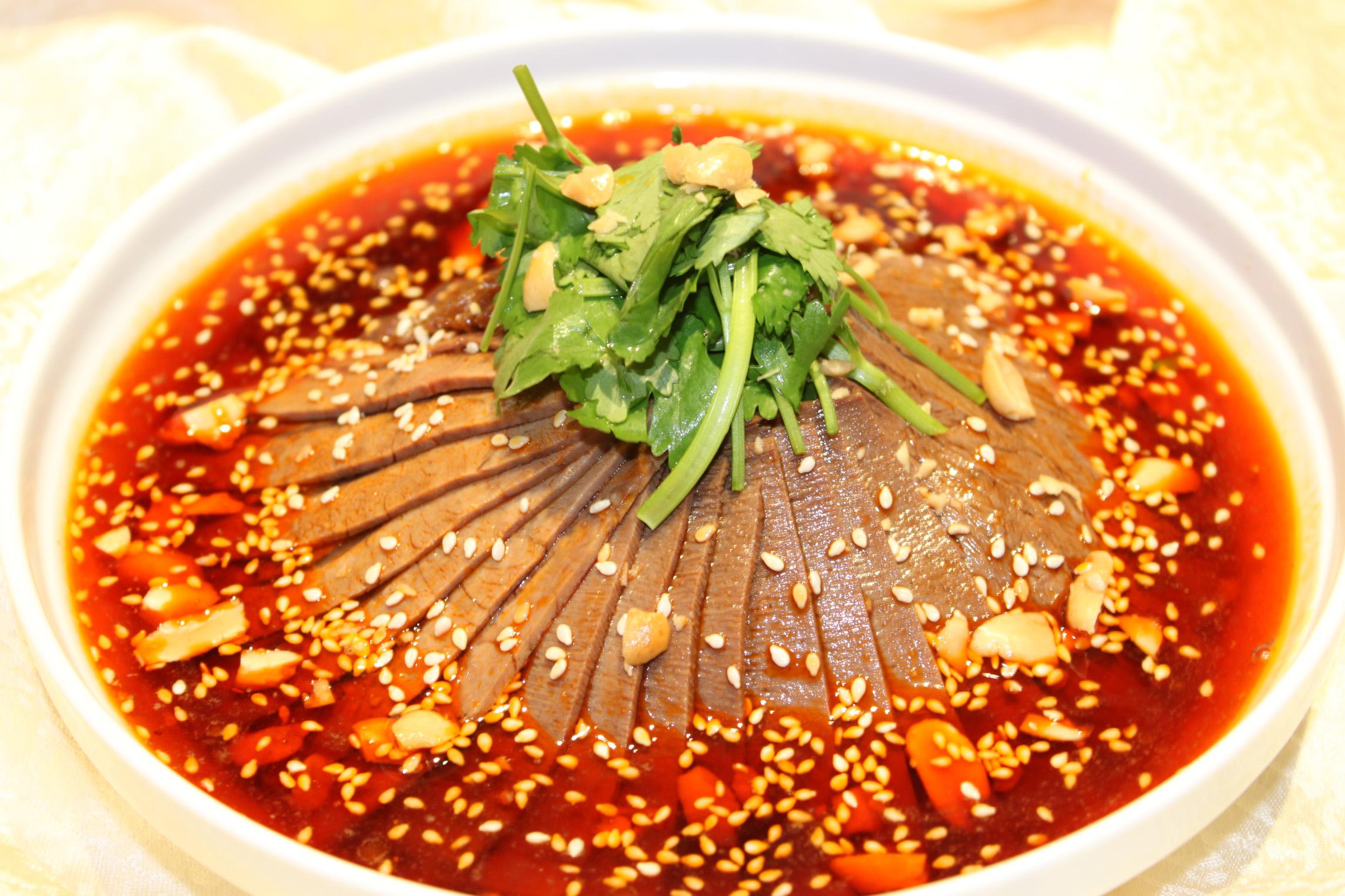 夫妻肺片的制作过程分享 夫妻肺片是一道传统的川菜,以其口感鲜嫩,香