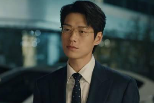 孟宴臣那几个cut来来回回的看,反复看孟宴臣的各种微表情,魏大勋你小