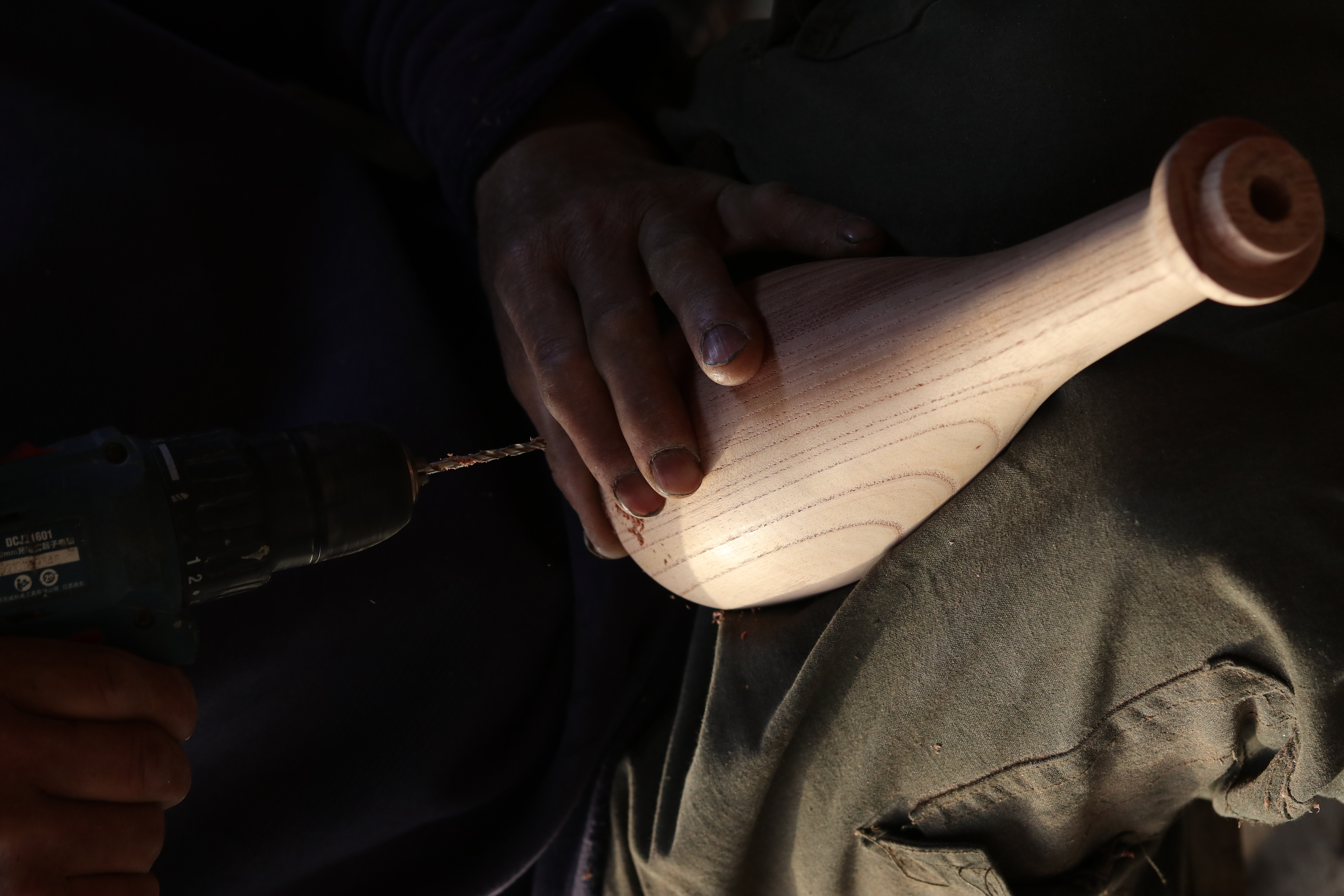 农村手艺人将一块木头纯手工打造出惊艳台灯 一块木头一盏灯   匠人