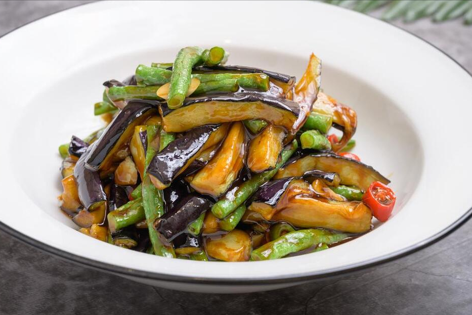 直接炒茄子,搭配青椒,豆角或其他配菜比较清爽.