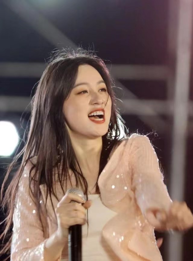 唐艺原名曹世晶,1983年出生在湖南益阳.她毕业于广西艺术学院.