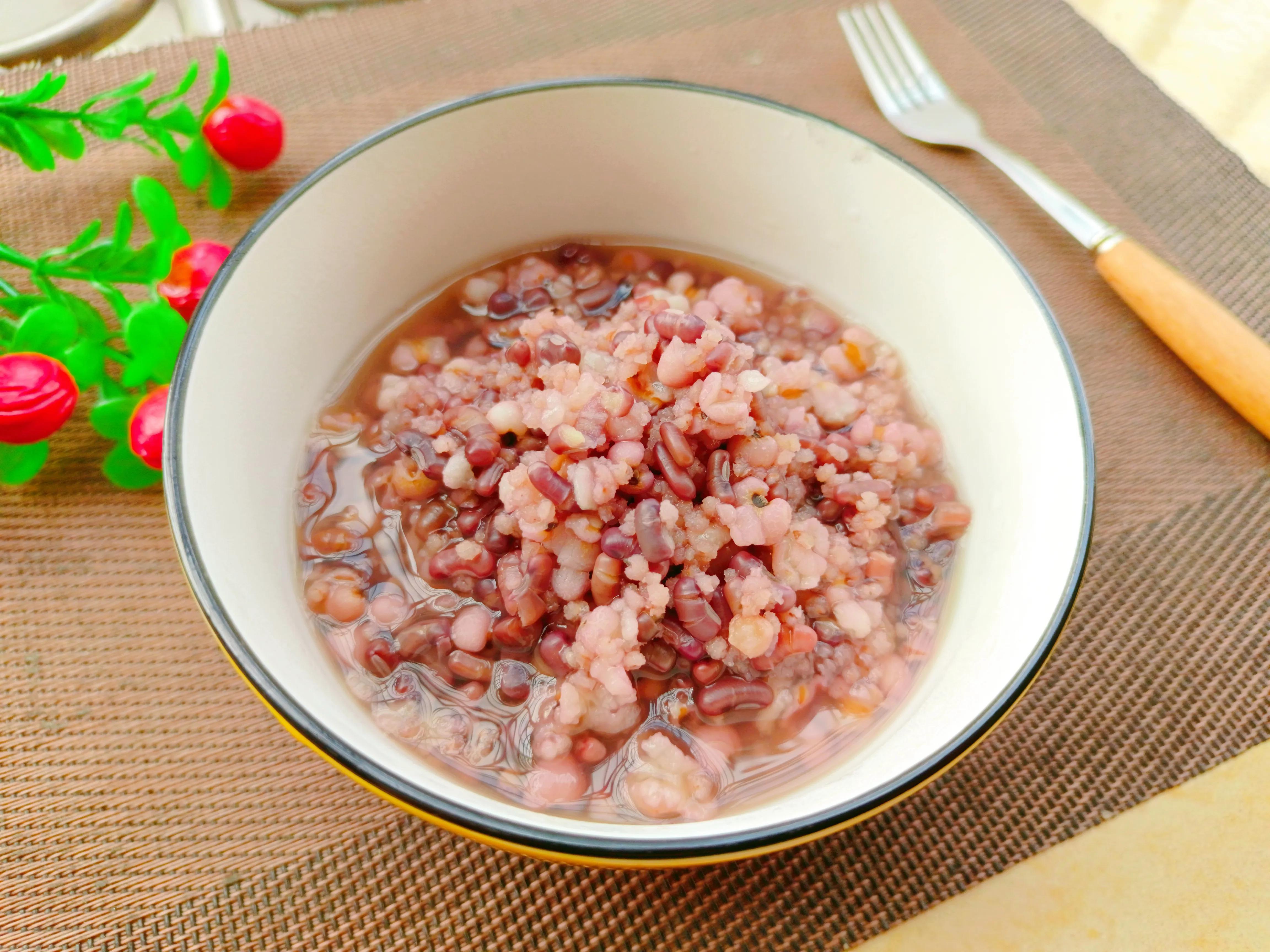 赤小豆薏米粥:用赤小豆,小米,薏米1:1:1比例翻炒后加水煮开,焖一会儿