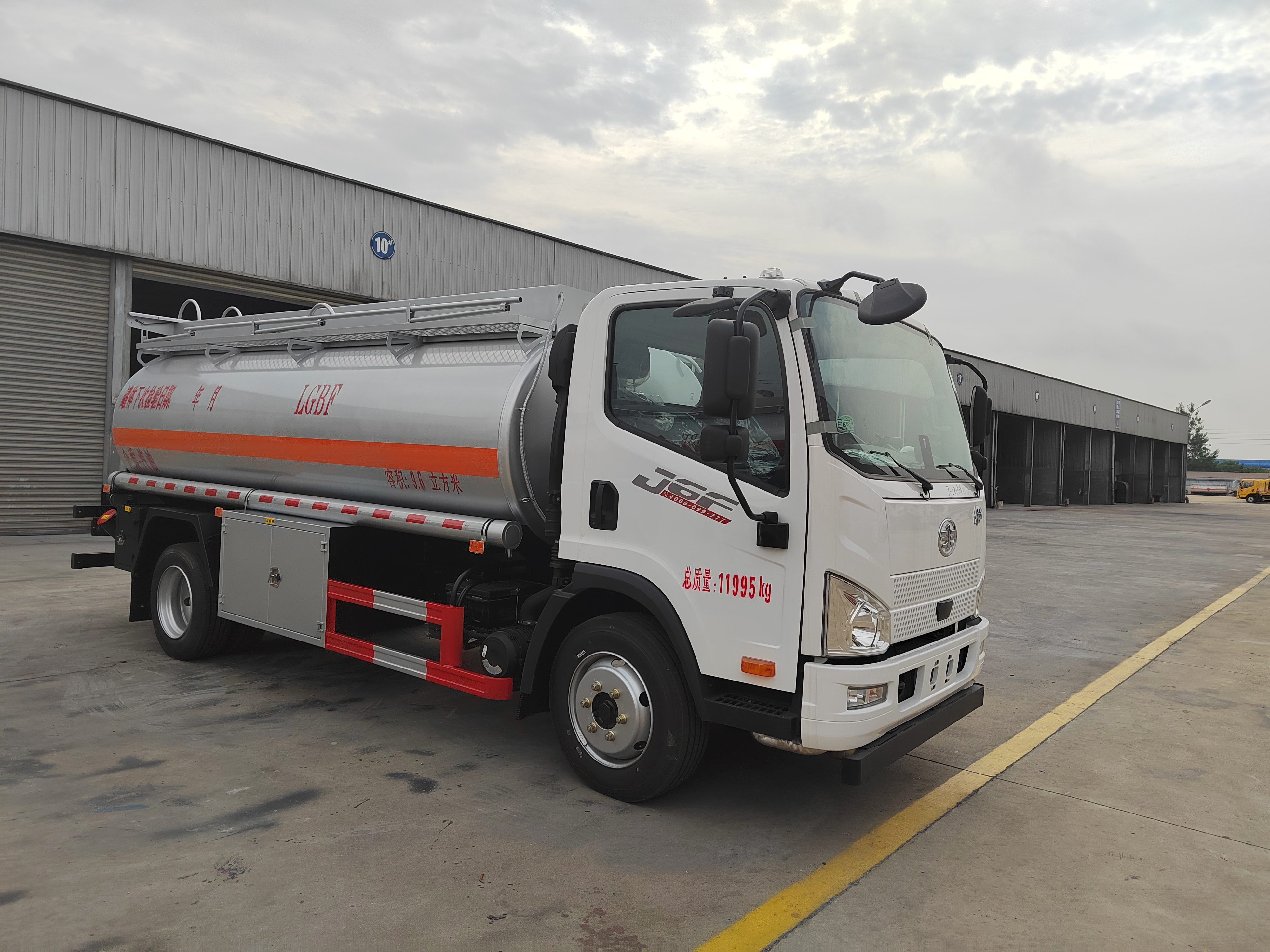 解放9.6方油罐车,流动加油车,柴油配送 #解放8吨油罐车#解放9.6方油罐