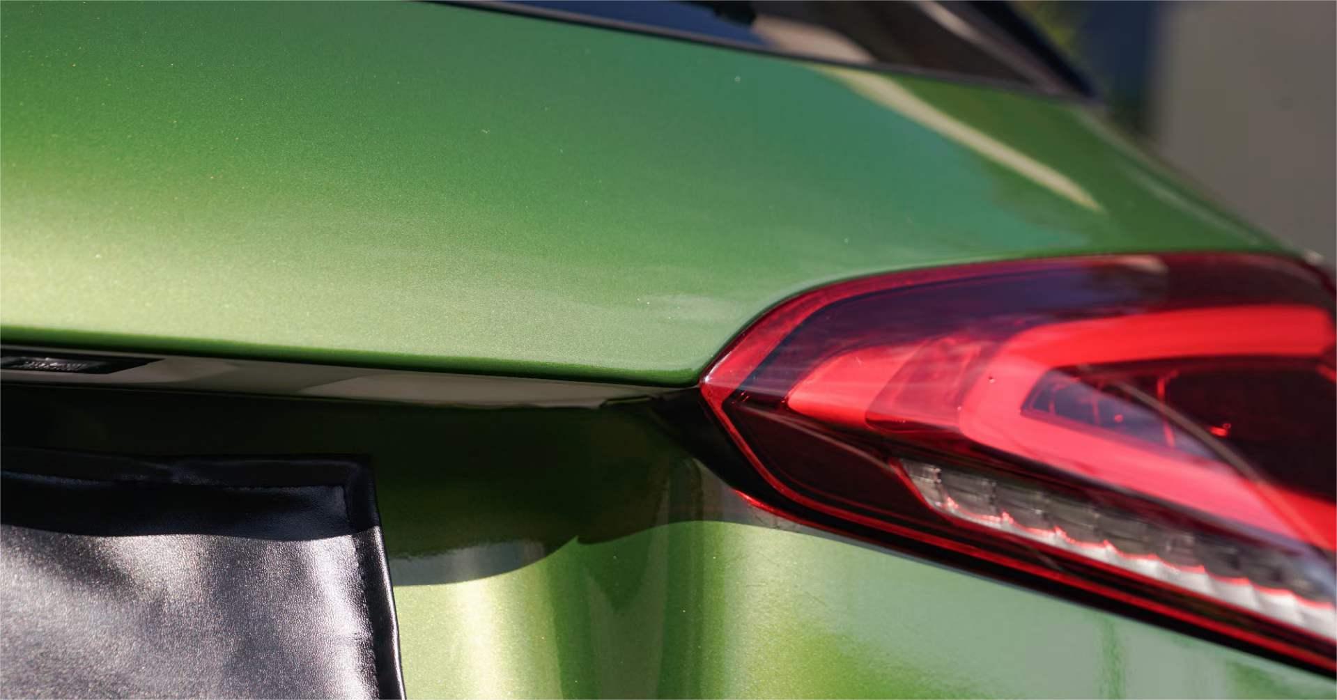 奔驰a45是一款拥有强大性能的车型,但这次车主选择将其改色为曼巴绿