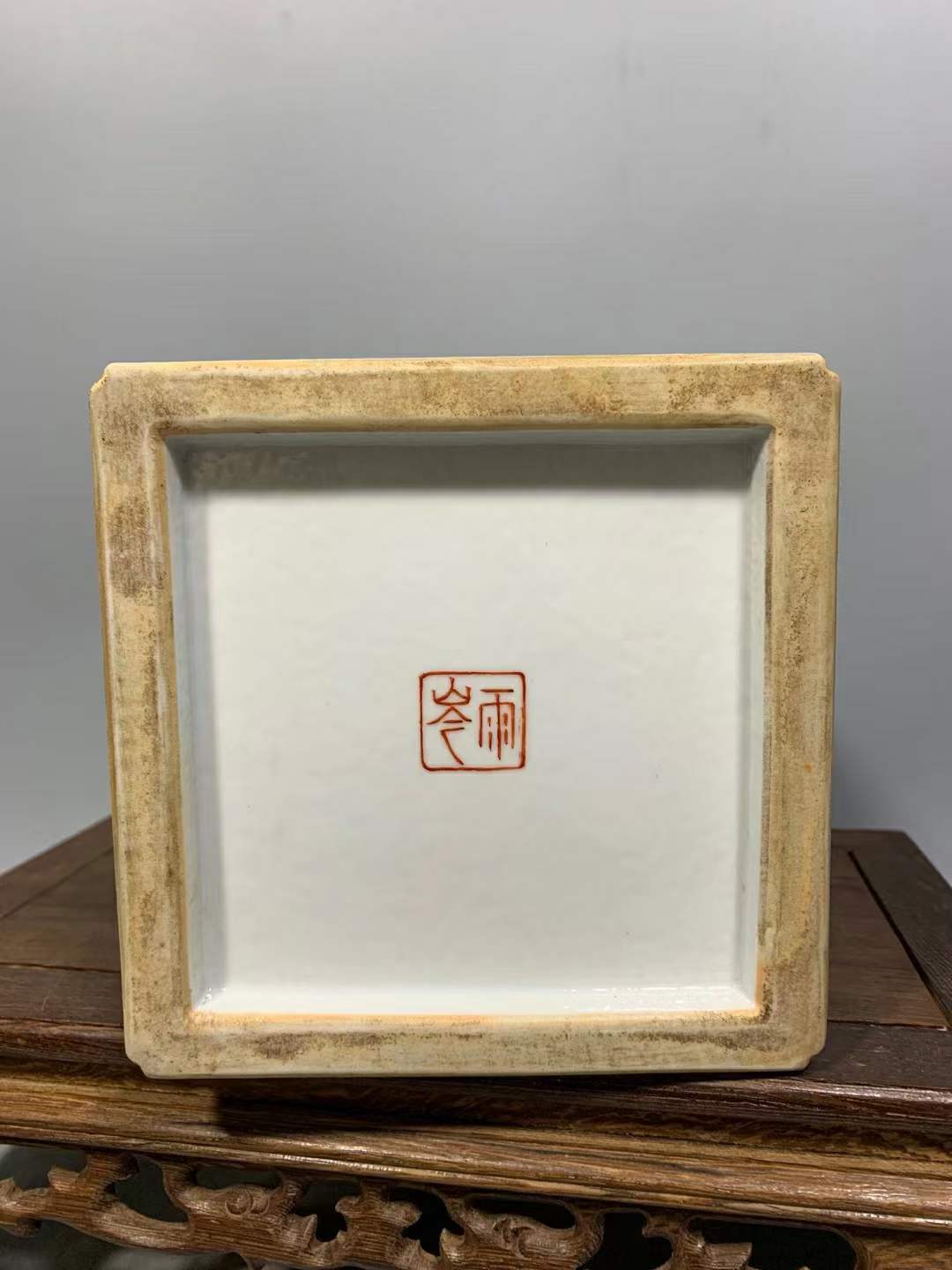 刘雨岑是中国清朝时期的著名瓷器艺术家,他的作品以精湛的色彩和精细