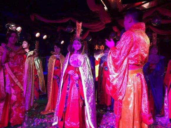 什么是花场演艺 #花场演艺# 花场演艺是一种集各种表演艺术形式于一体