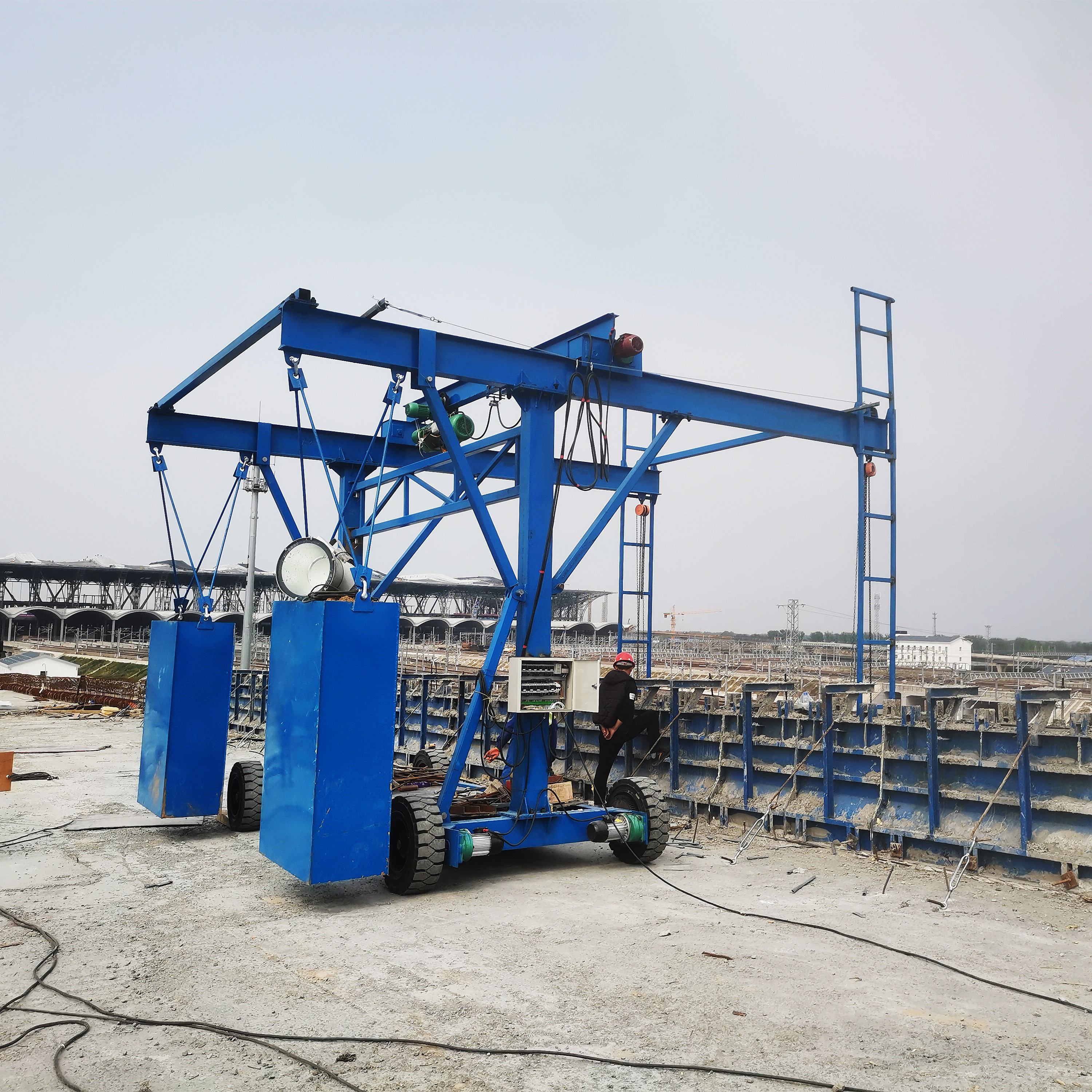 主要用于吊装,运输,安装,拆卸高速路桥梁防撞墙模板,让施工更加方便!