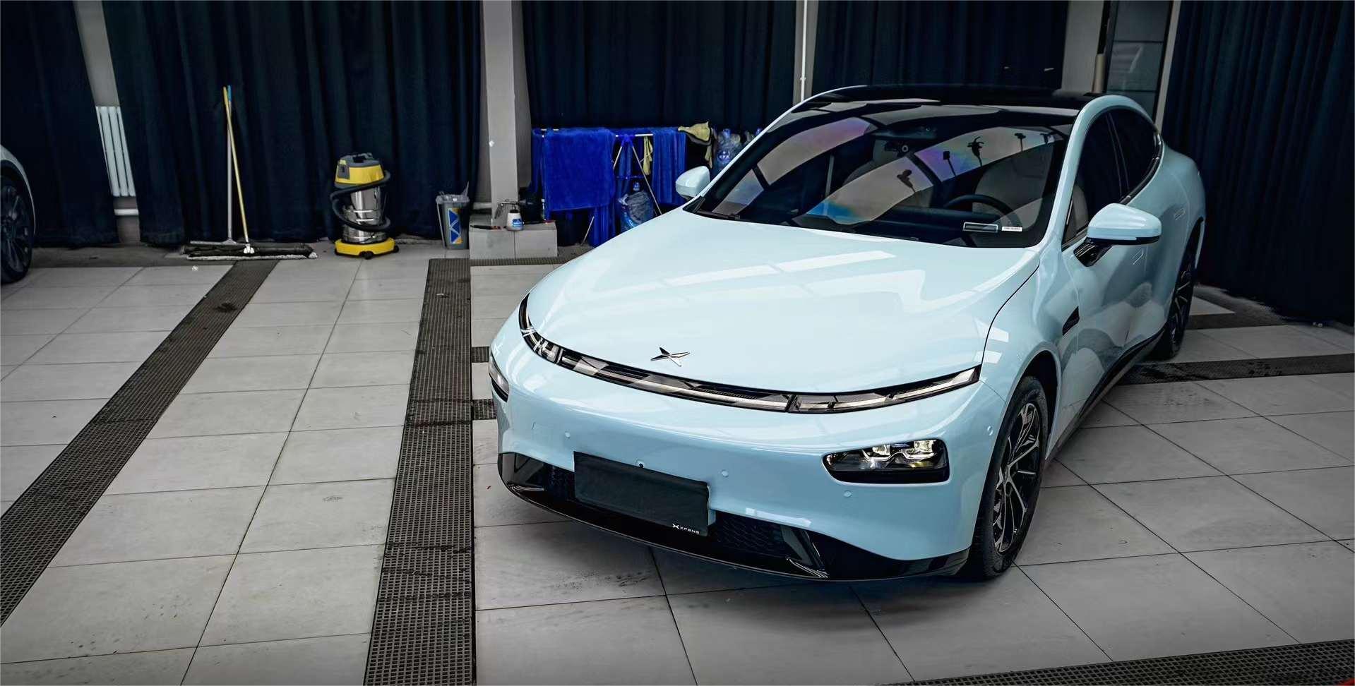 今天,我们带来了一辆特别的汽车,它被改造成了冰川蓝的颜色.