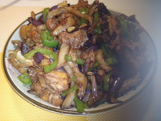 接下来分享家常菜肴-茄子焖鸡块,茄子搭配鸡肉味道鲜美,咸鲜下饭.