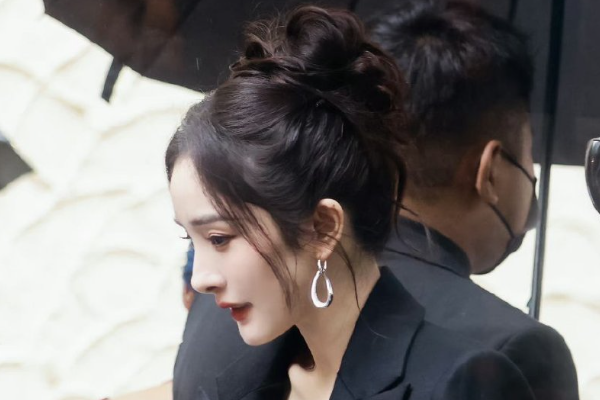 家人们谁懂啊,最喜欢的杨幂的造型之一就是晴川穿越之前的这个丸子头