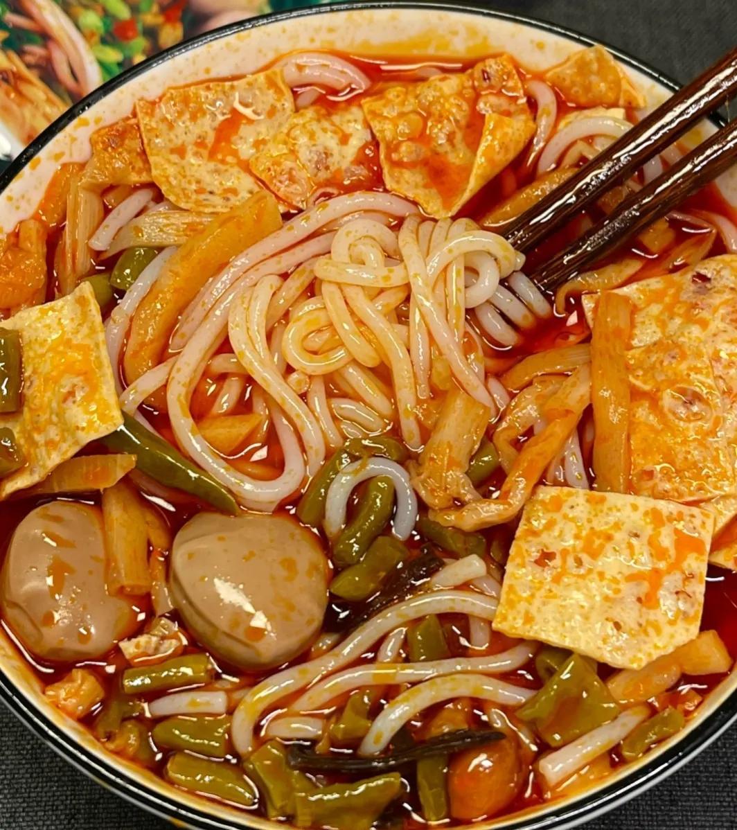 提到美食螺蛳粉,大家都知道它是广西壮族自治区柳州市的特色小吃之一