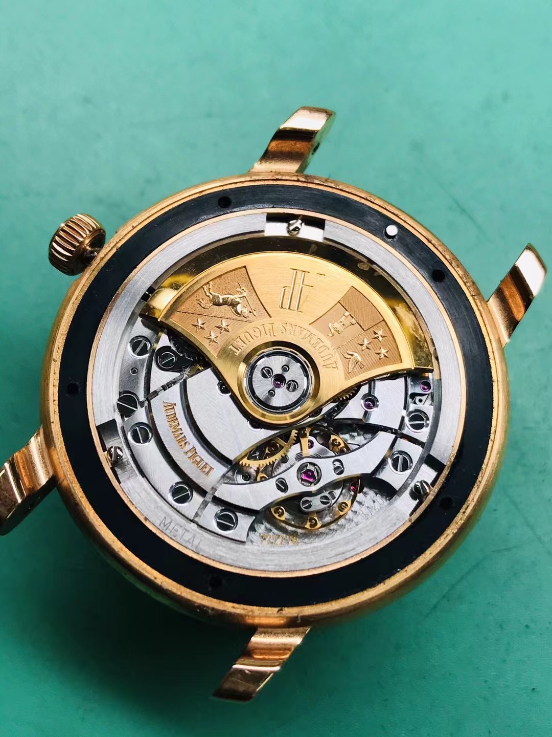 爱彼手表偷停修复 这块爱彼由于表主佩戴了7年未及时保养,导致走时