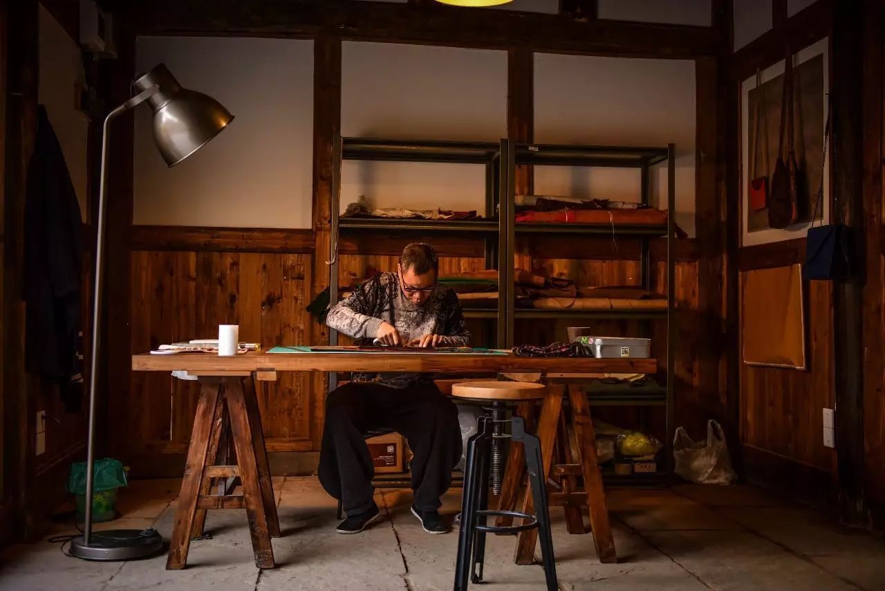 这位老匠人手艺精湛,居然把垃圾废品变成了艺术品!他是如何做到的呢?