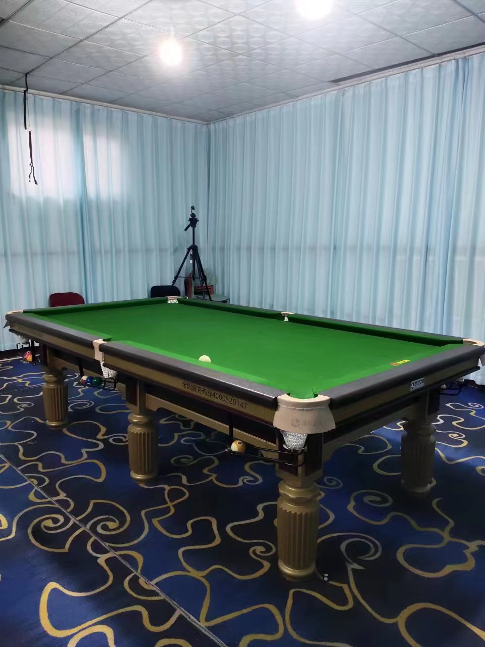 与室内台球桌不同的是,室外台球桌通常采用防水,防紫外线等材料,以便