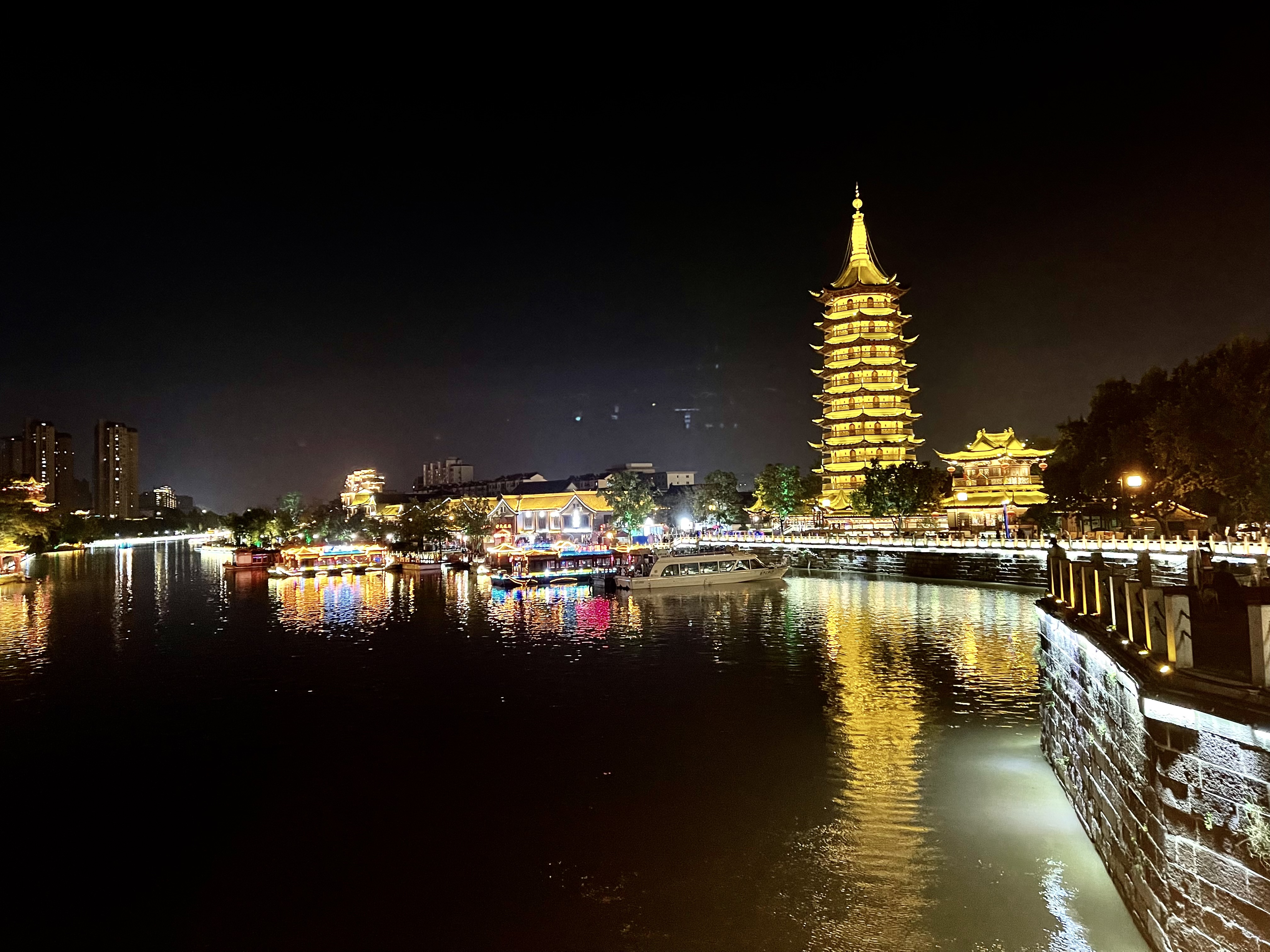 哇塞,淮安大运河的夜景真是美轮美奂!