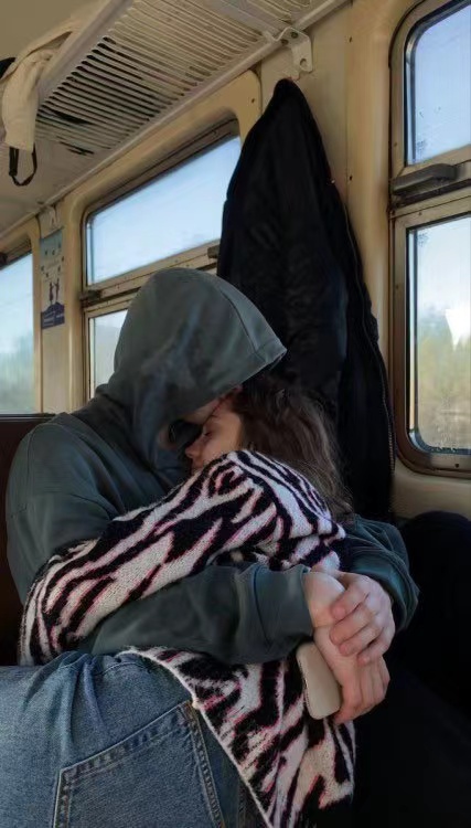 夜深人静,魅惑的拥抱 半夜我翻动身体手伸进你被子里面轻轻在背后搂