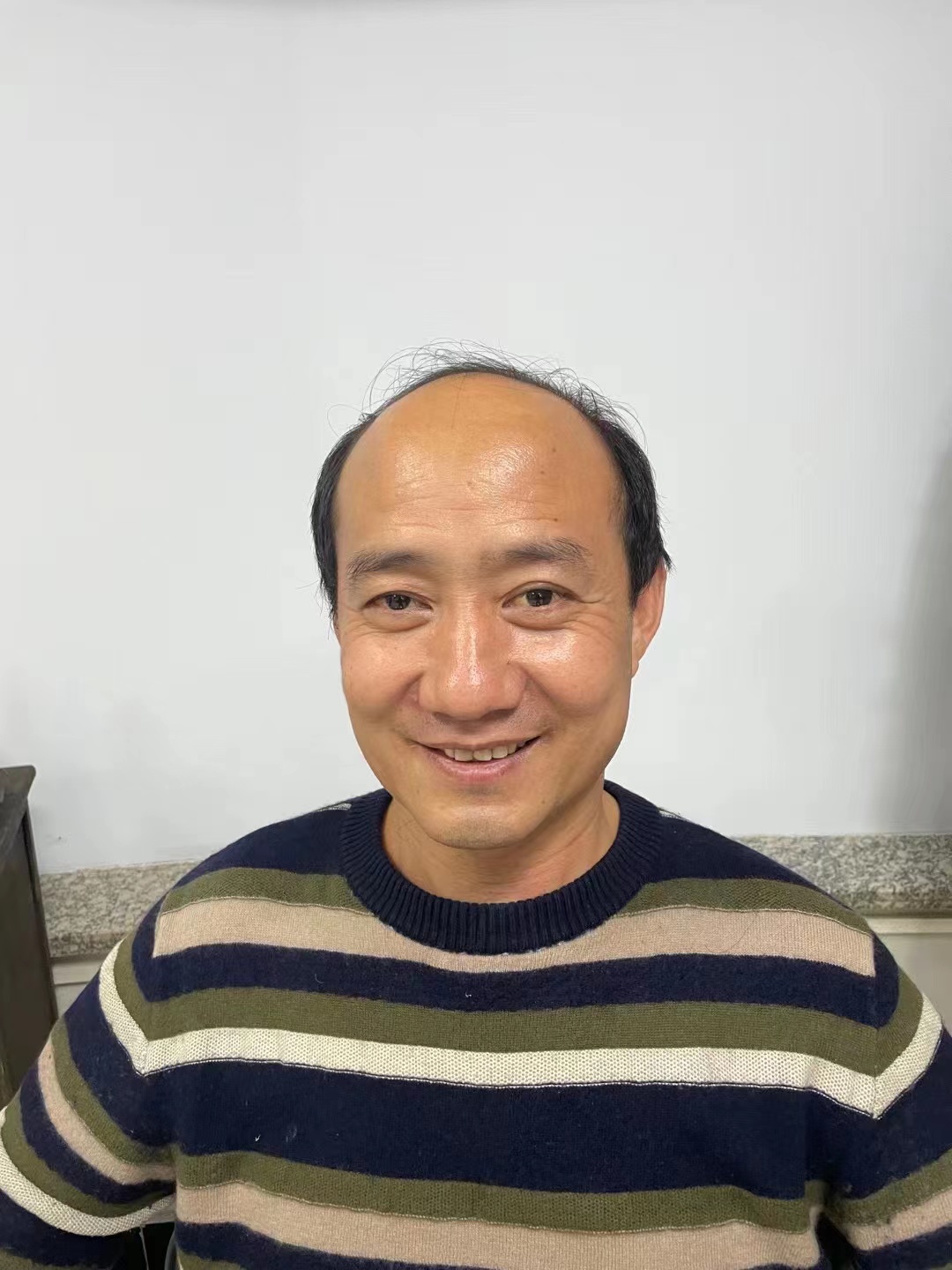 许多男性在中年时期就开始经历这些问题,这不仅会影响他们的外貌形象