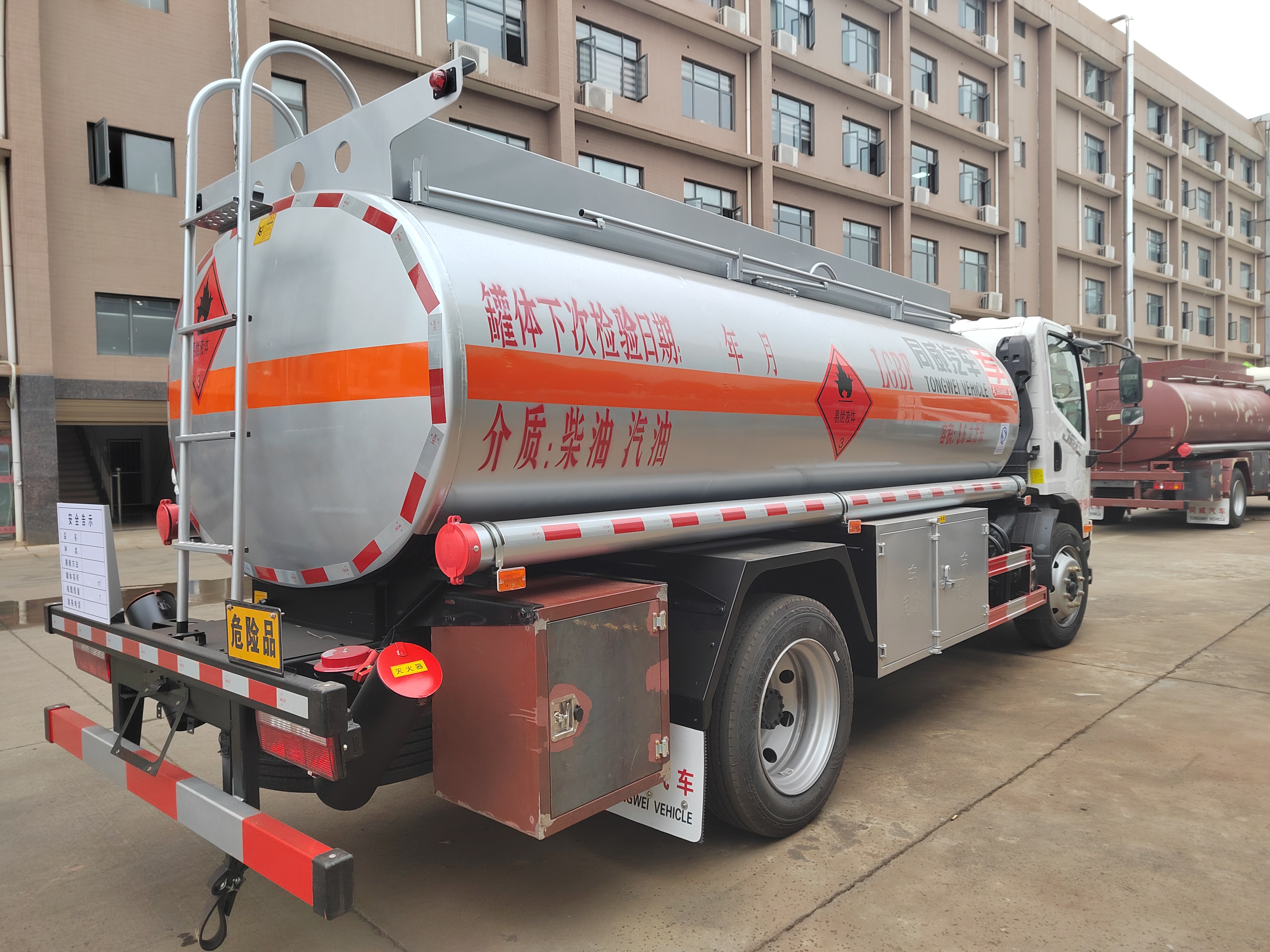 6方油罐车配置精良,其搭载的大柴180马力发动机和法士特八档变速箱