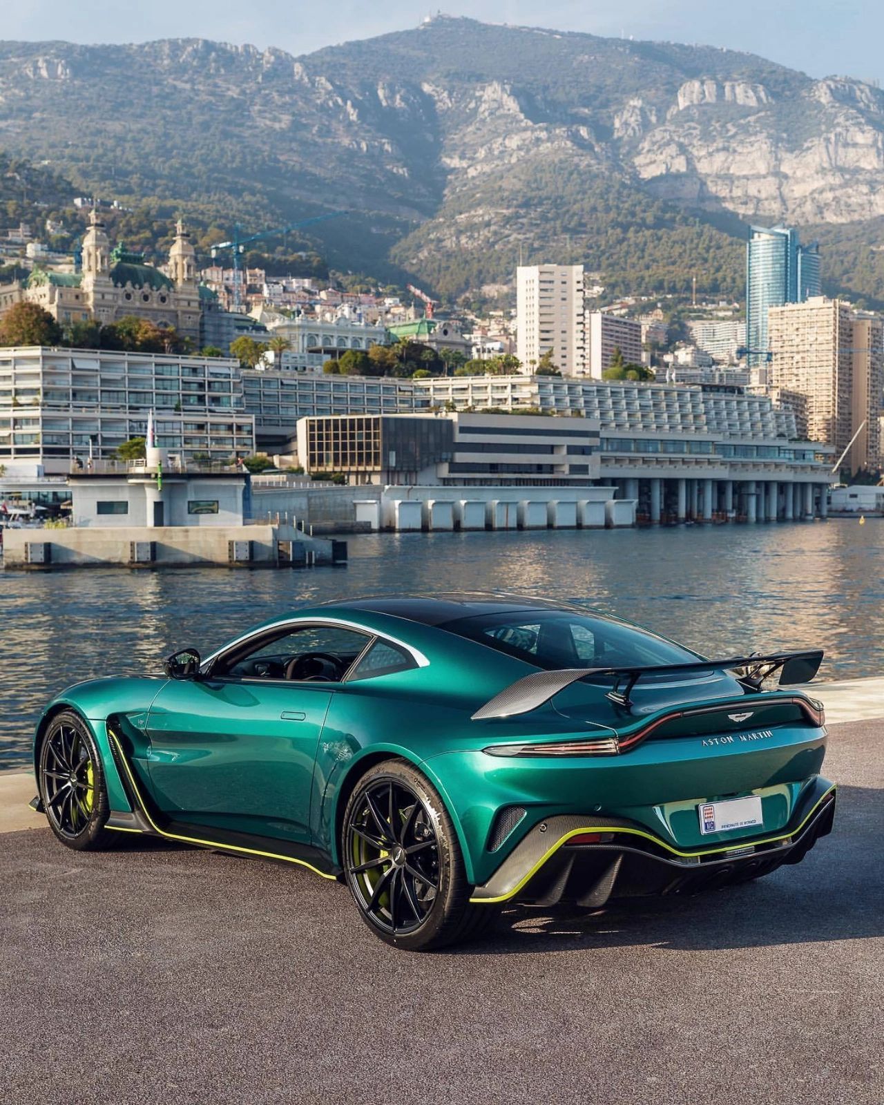 阿斯顿·马丁 v12 vantage是一款非常专业且具有说服力的跑车