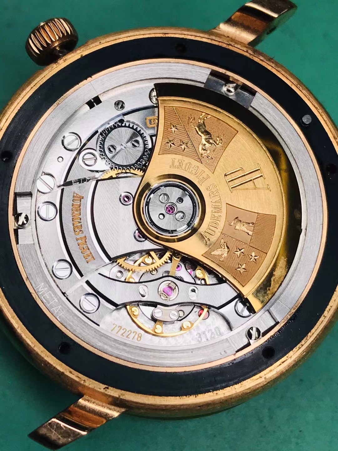 爱彼手表偷停修复 这块爱彼由于表主佩戴了7年未及时保养,导致走时