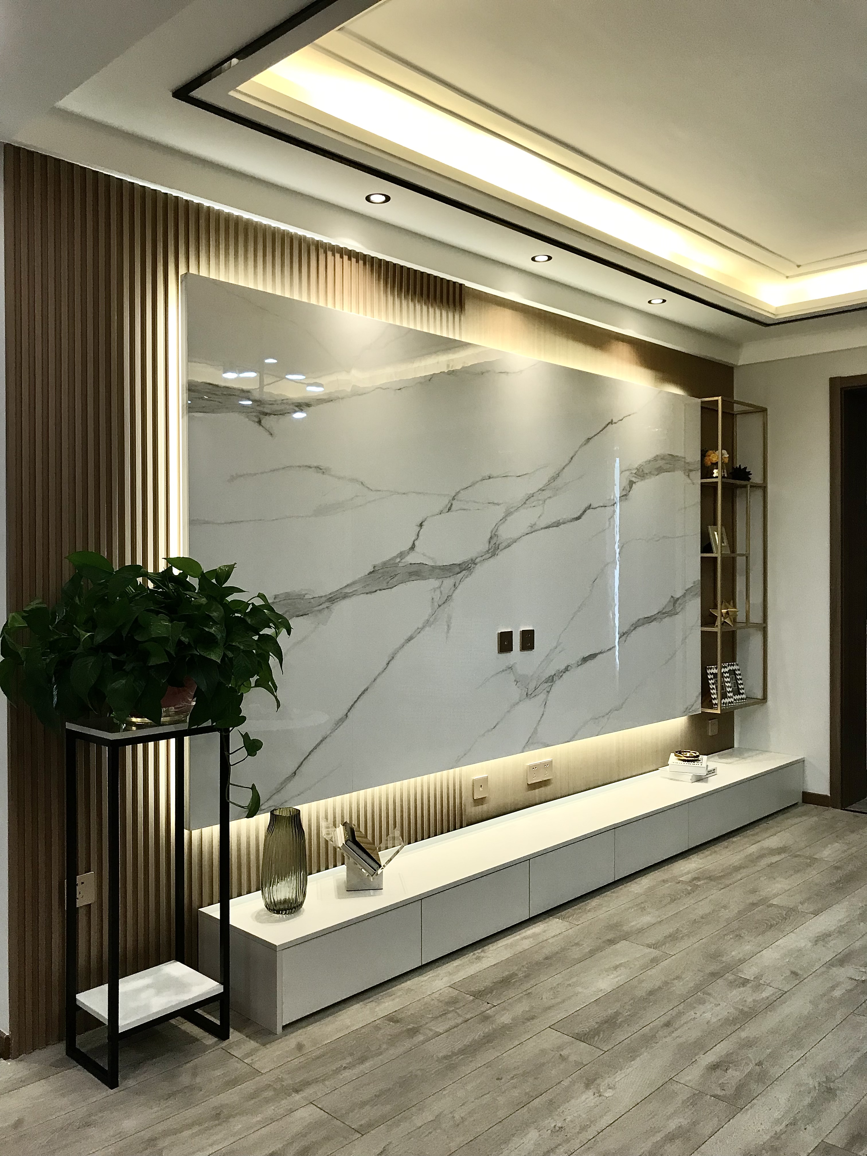 141㎡ 现代轻奢风,做出层次感 玄关采用了柜子和长虹玻璃搭配的隔断