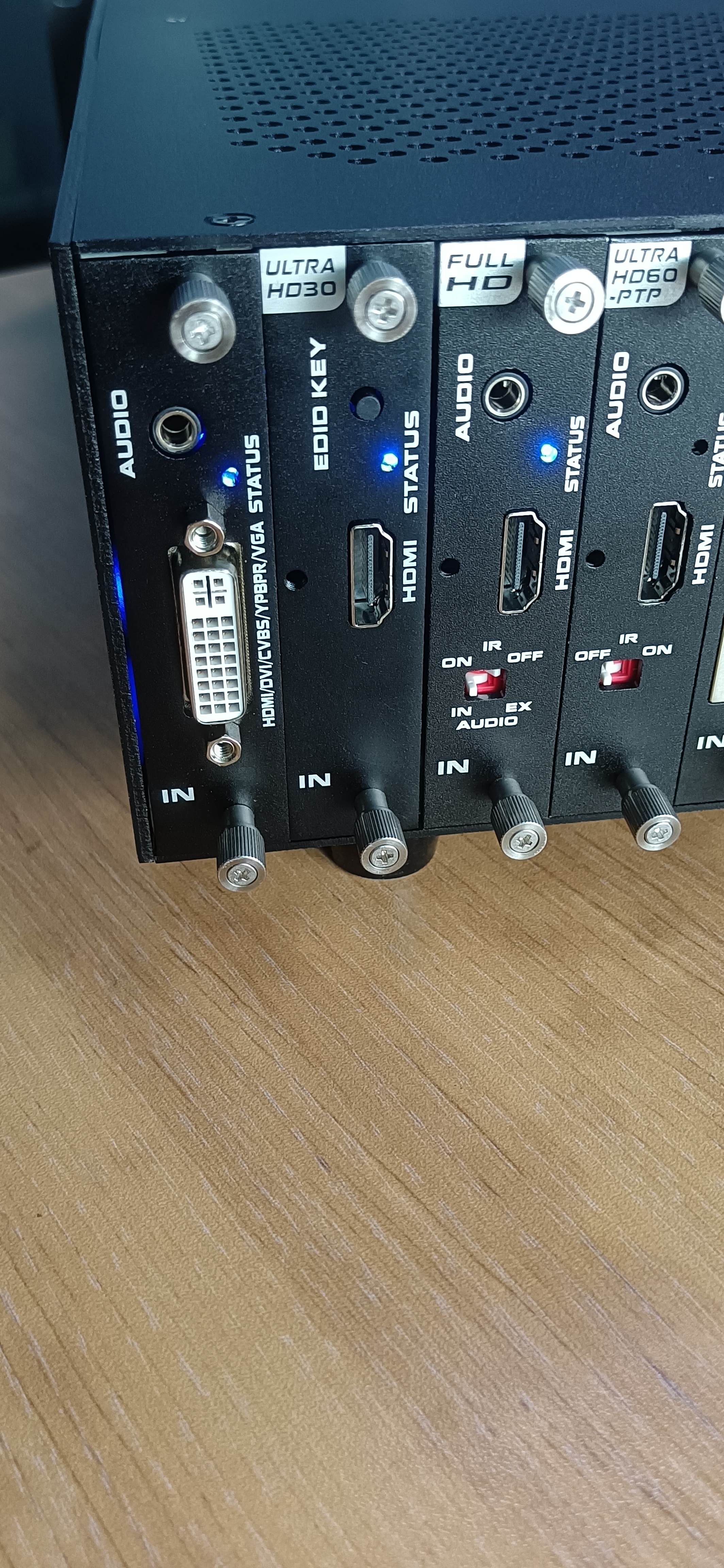 高清混合矩阵有一卡四路和单卡单路两种款 ,支持配置hdmi/vga/sdi