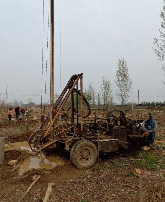 浅水井的优点是建造成本低,施工方便,适用于地下水位浅,水量较少的