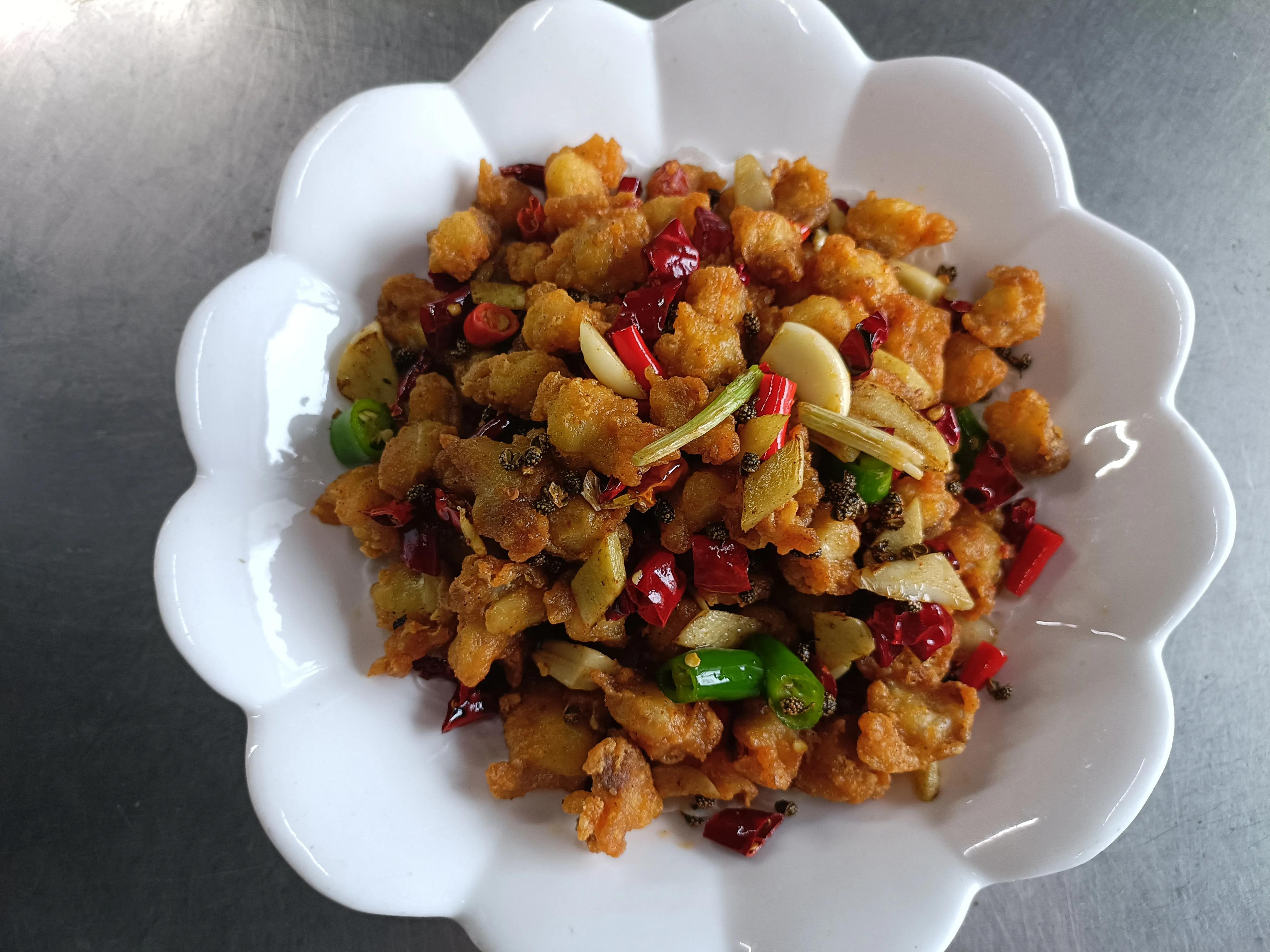 香辣掌中宝是一道非常哇塞的下酒菜,口味甘香,口感酥脆.