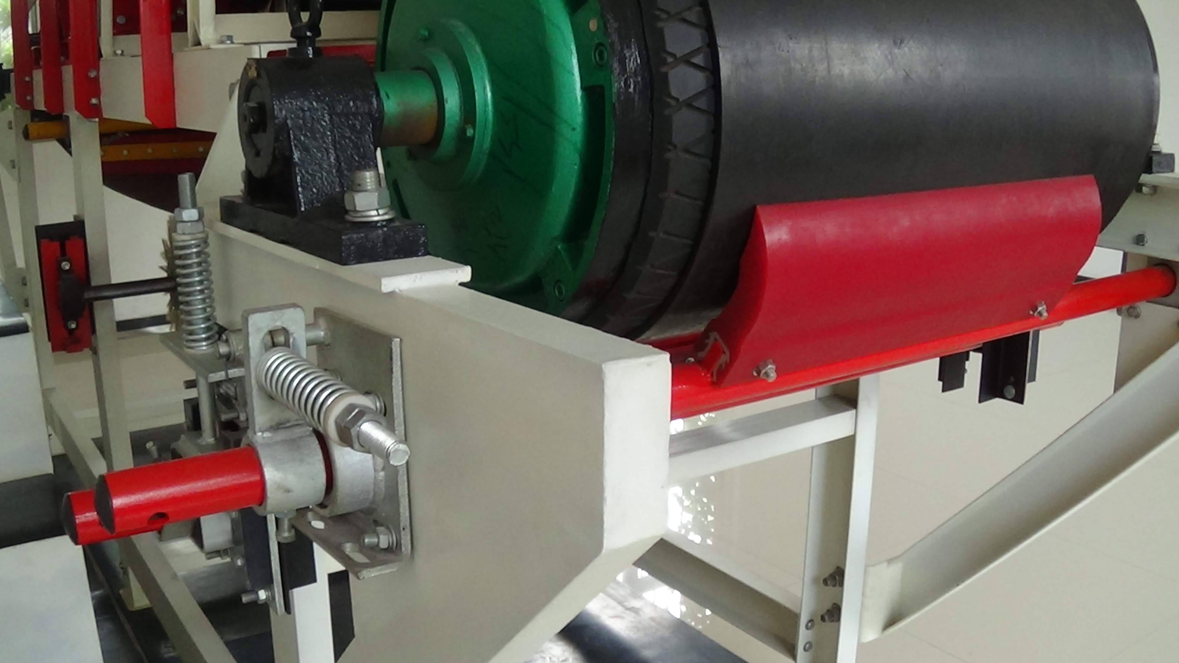 不同于其他清洗工具,聚氨酯清扫器的使用环境更为复杂,需要特殊的保养