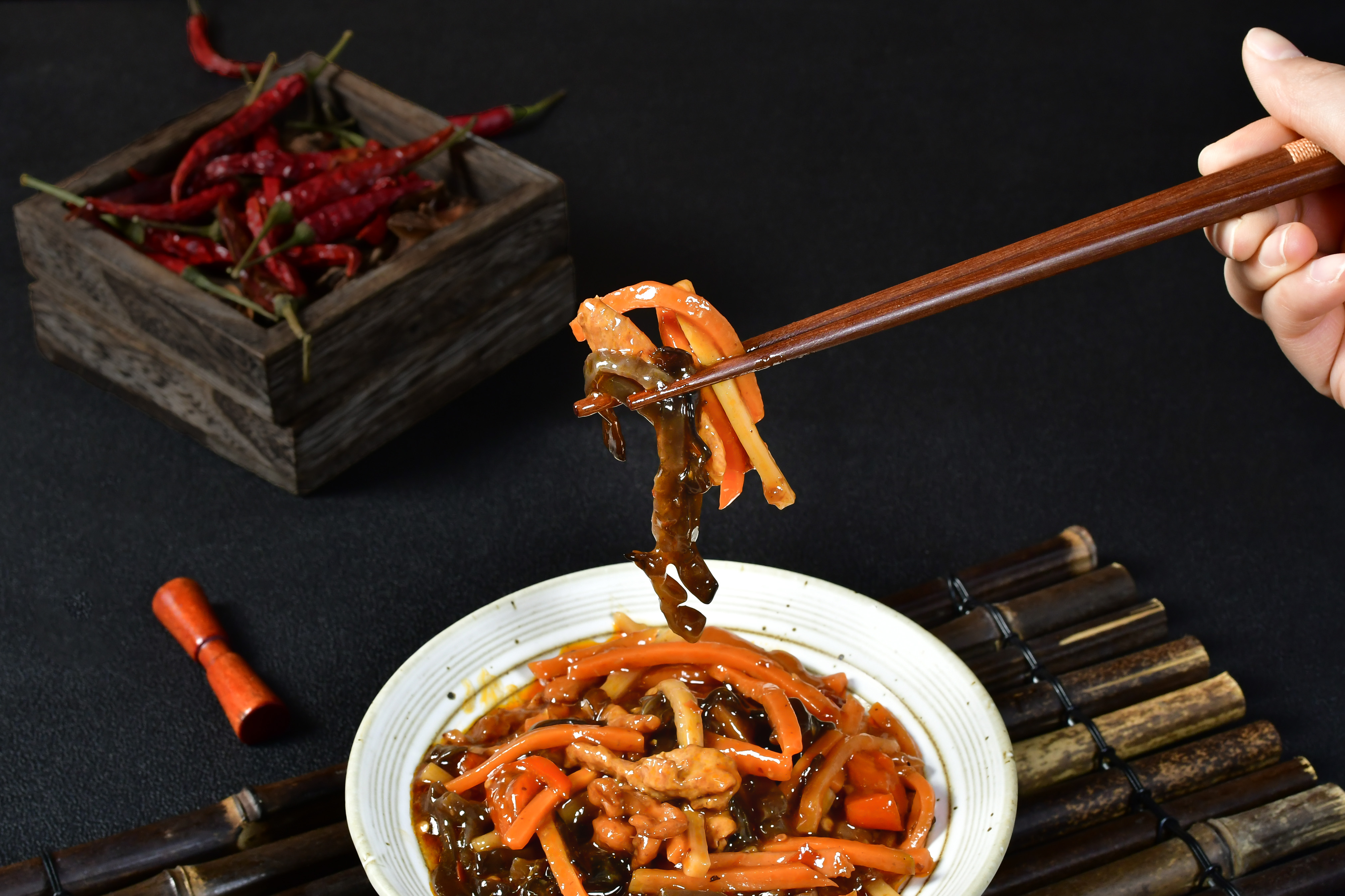 " 96饭菜 四川特色名菜 鱼香肉丝选料精细,成菜色泽红润,富鱼香味