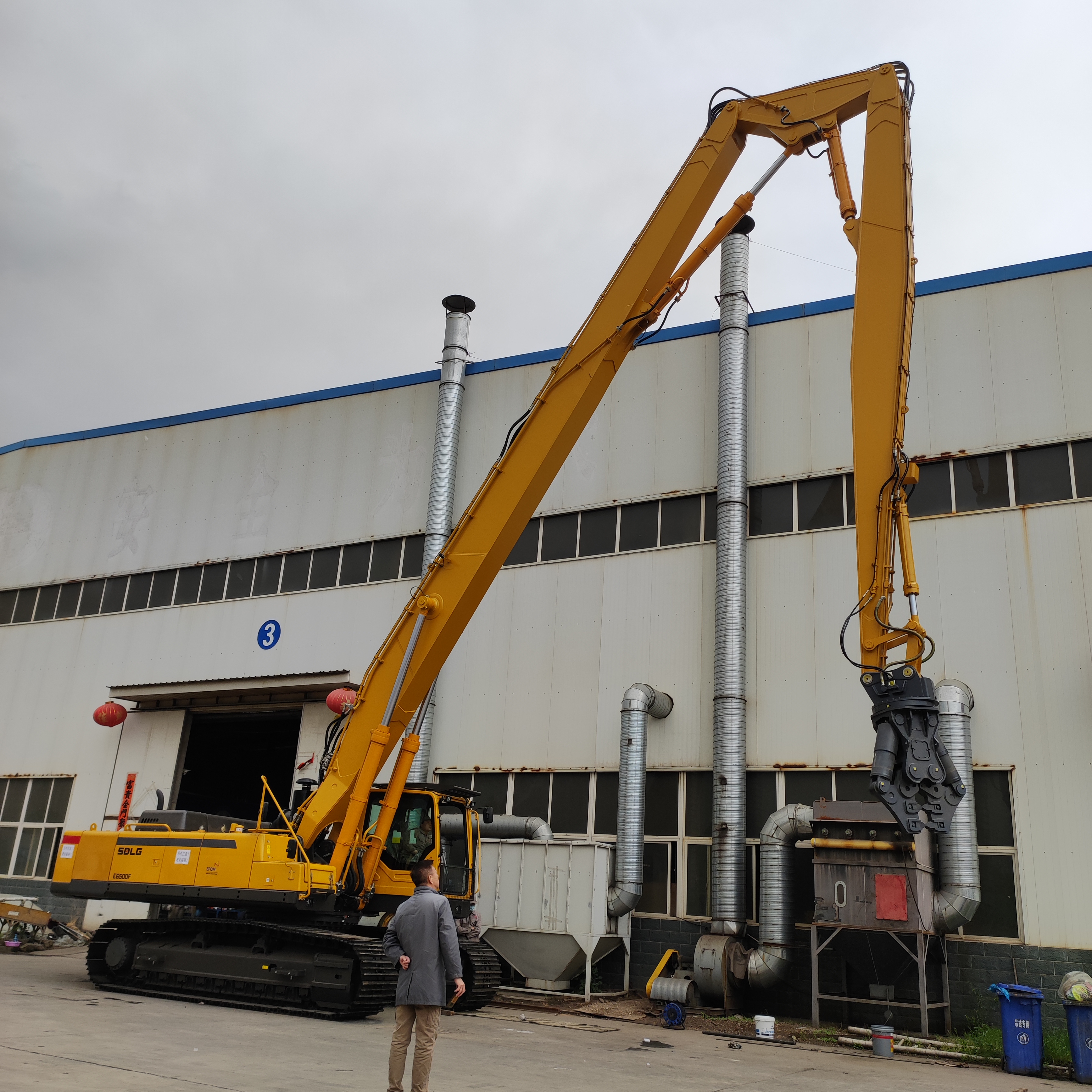 臂 三节加长臂山东铁推制造 高层建筑拆除一直是许多拥有挖掘机械的