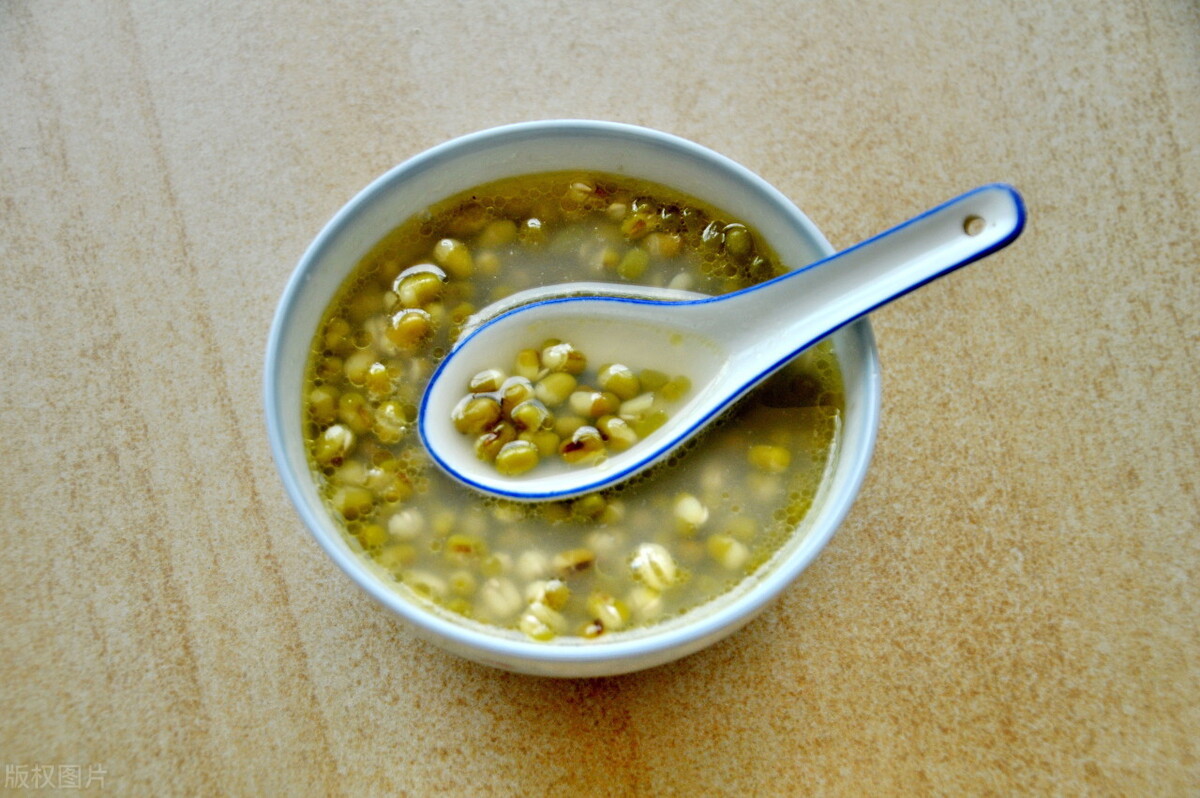 消暑绿豆茶95 绿豆茶是以绿豆为主要原料,将绿豆煮烂后泡制而成的