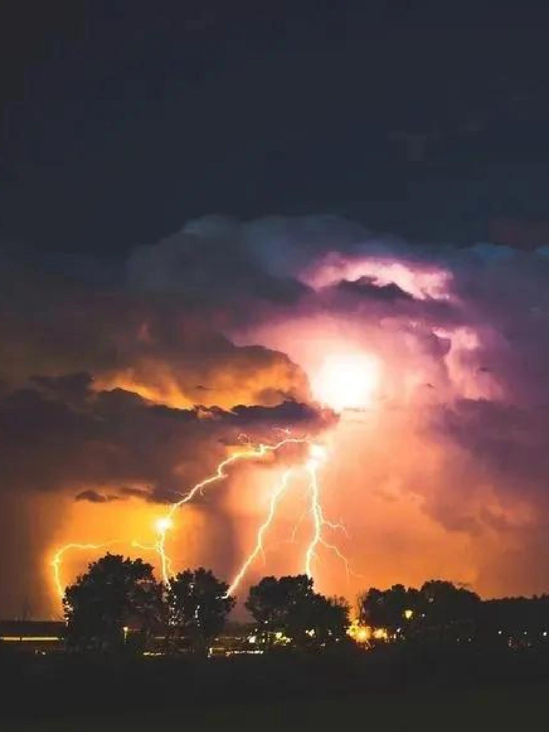 雷雨天台风天,记住这个锦囊能保命 遇到雷雨天气在户外为什么不能快跑