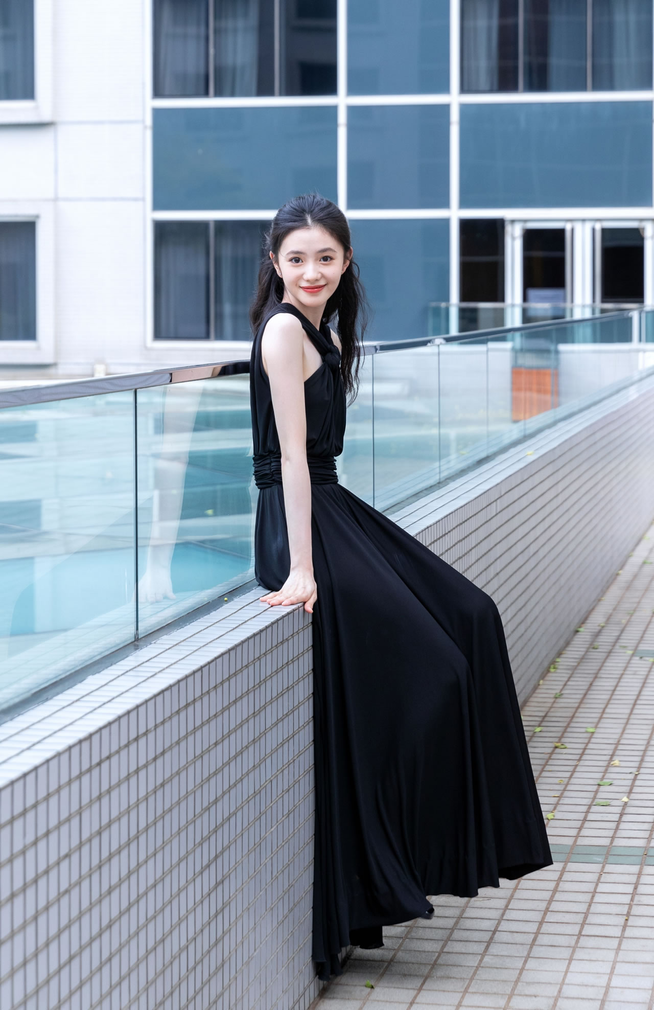 刘浩存黑色挂脖长裙,优雅精致之美78 刘浩存黑色挂脖长裙造型好漂亮
