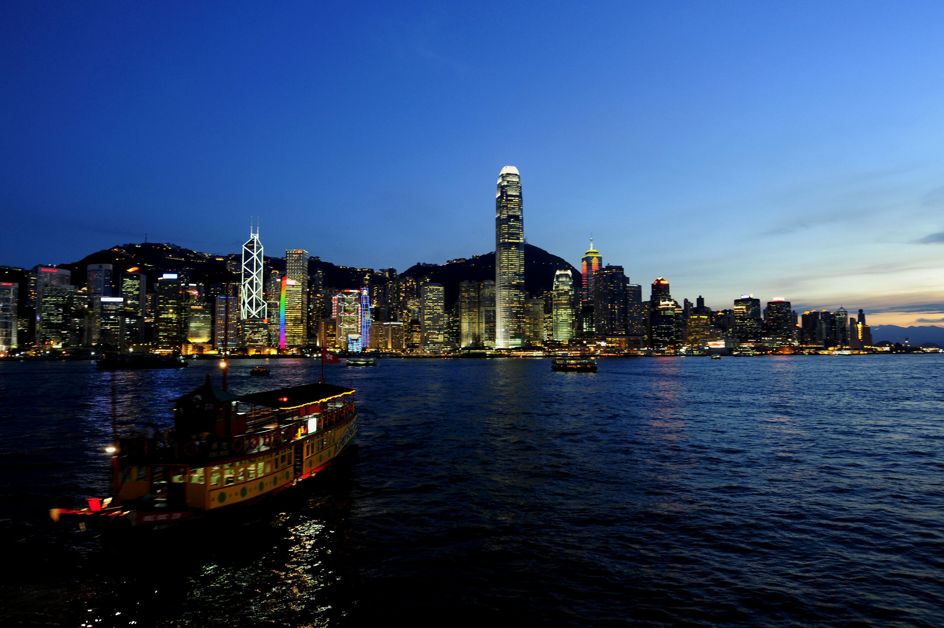 第一站,我们来到了深圳的东门商业区,这里人山人海,繁华的商业氛围