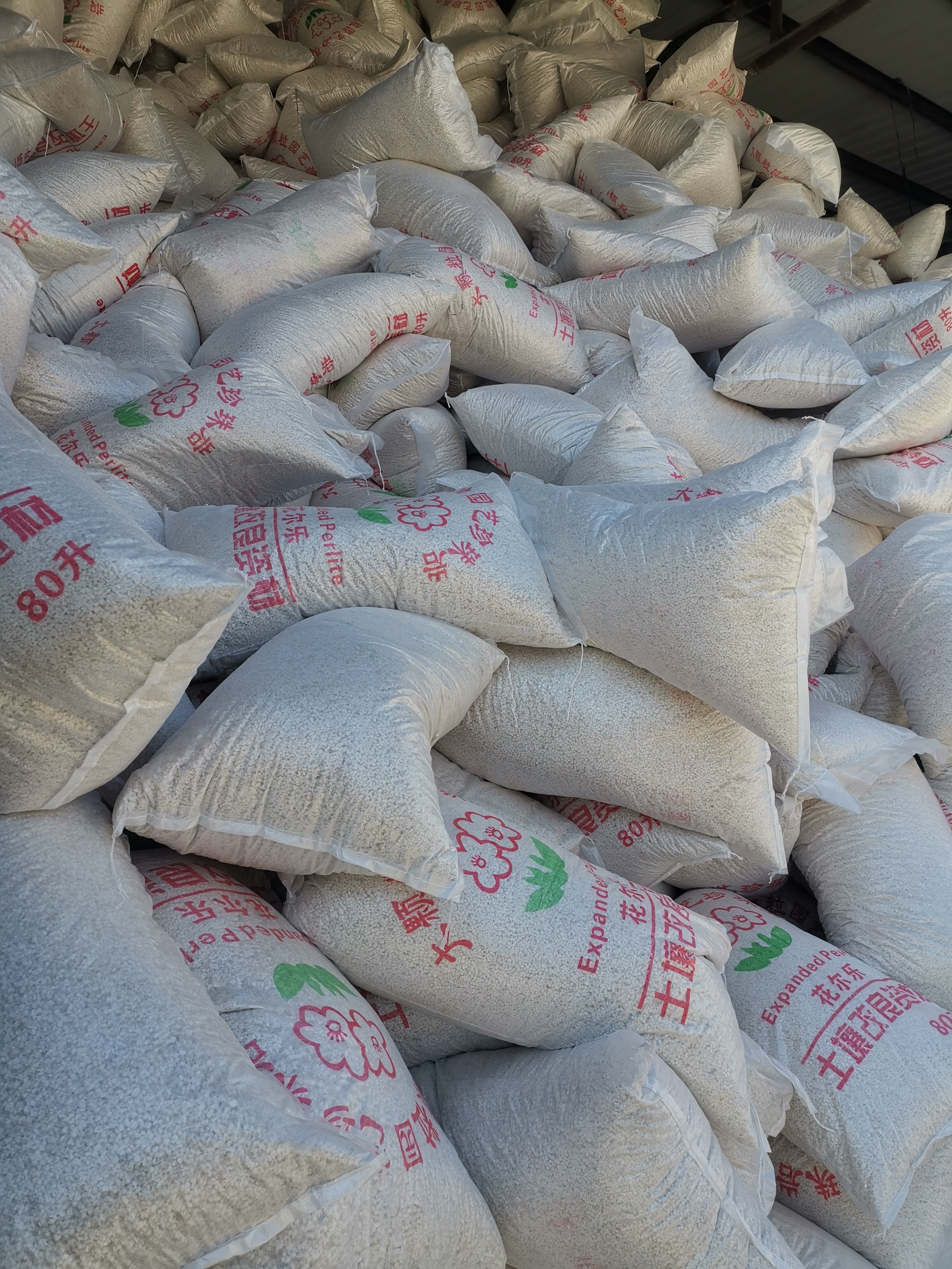 憎水珍珠岩##膨胀珍珠岩#憎水珍珠岩又称防水珍珠岩,是一种具有很强