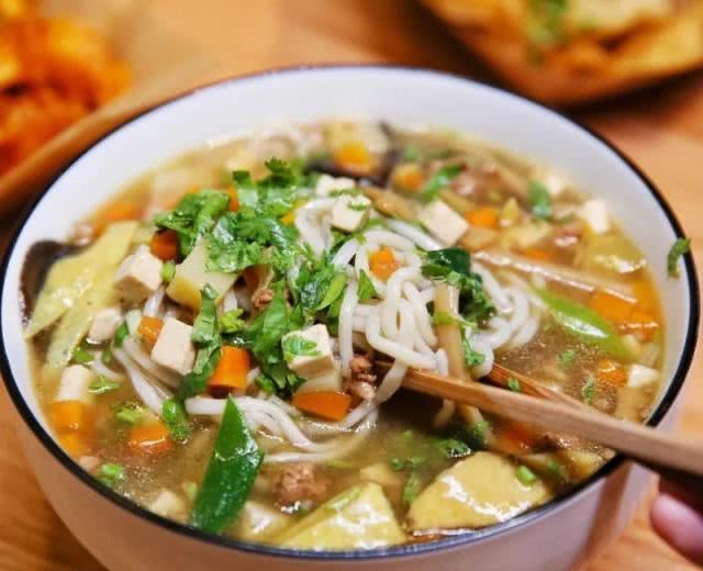 兰州臊子面的做法: 1.