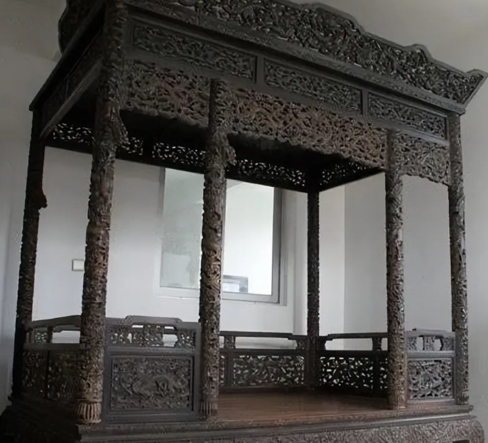 然而,当专家参观时,建议他将这件无价之宝无偿捐赠给国家.