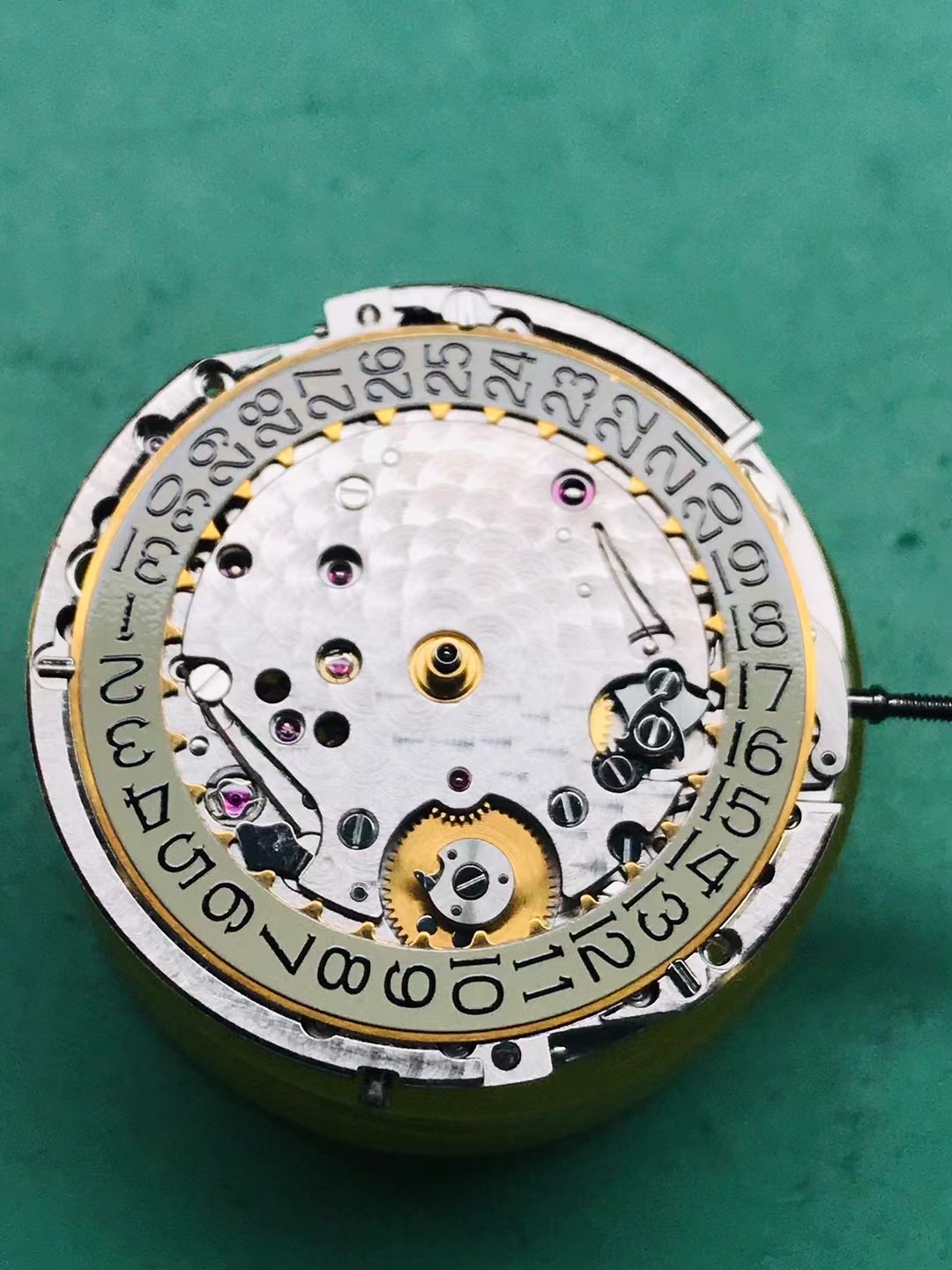 爱彼手表偷停修复 这块爱彼由于表主佩戴了7年未及时保养,导致走时