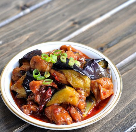 接下来分享家常菜肴-茄子焖鸡块,茄子搭配鸡肉味道鲜美,咸鲜下饭.