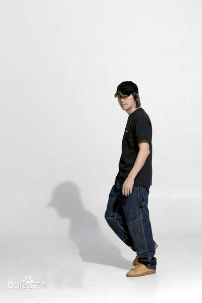 周星驰:多才多艺演艺界巨匠简介 90 周星驰,1962年6月22日出生于